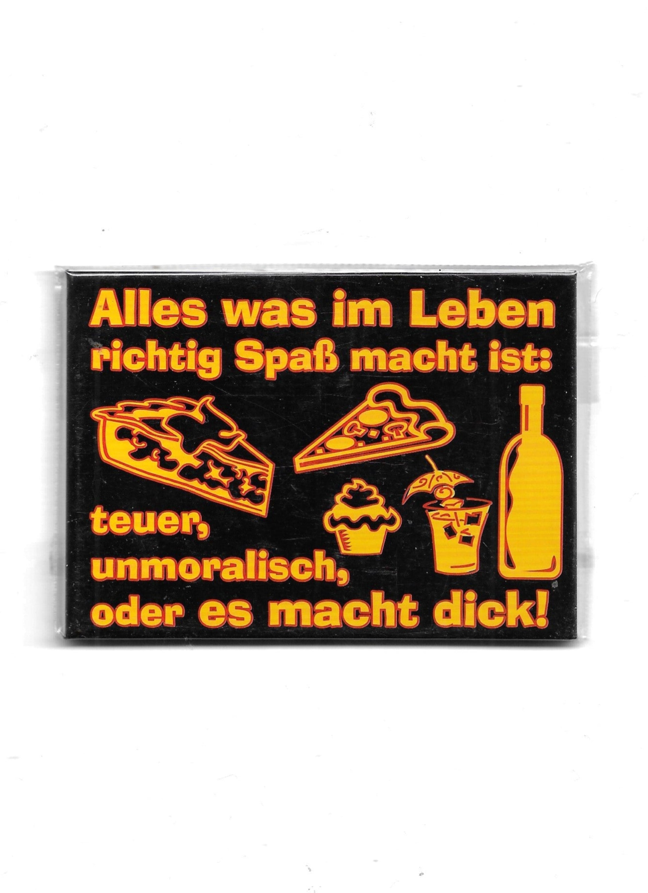 „Rechteckiger Kühlschrankmagnet ‚Alles was im Leben Spaß macht ist: …‘; farbig bedruckter, fester Glanzkarton; vollflächiger Magnet, Format ca. 6,5 × 9 cm; geeignet zum Befestigen mehrerer Notizzettel.“