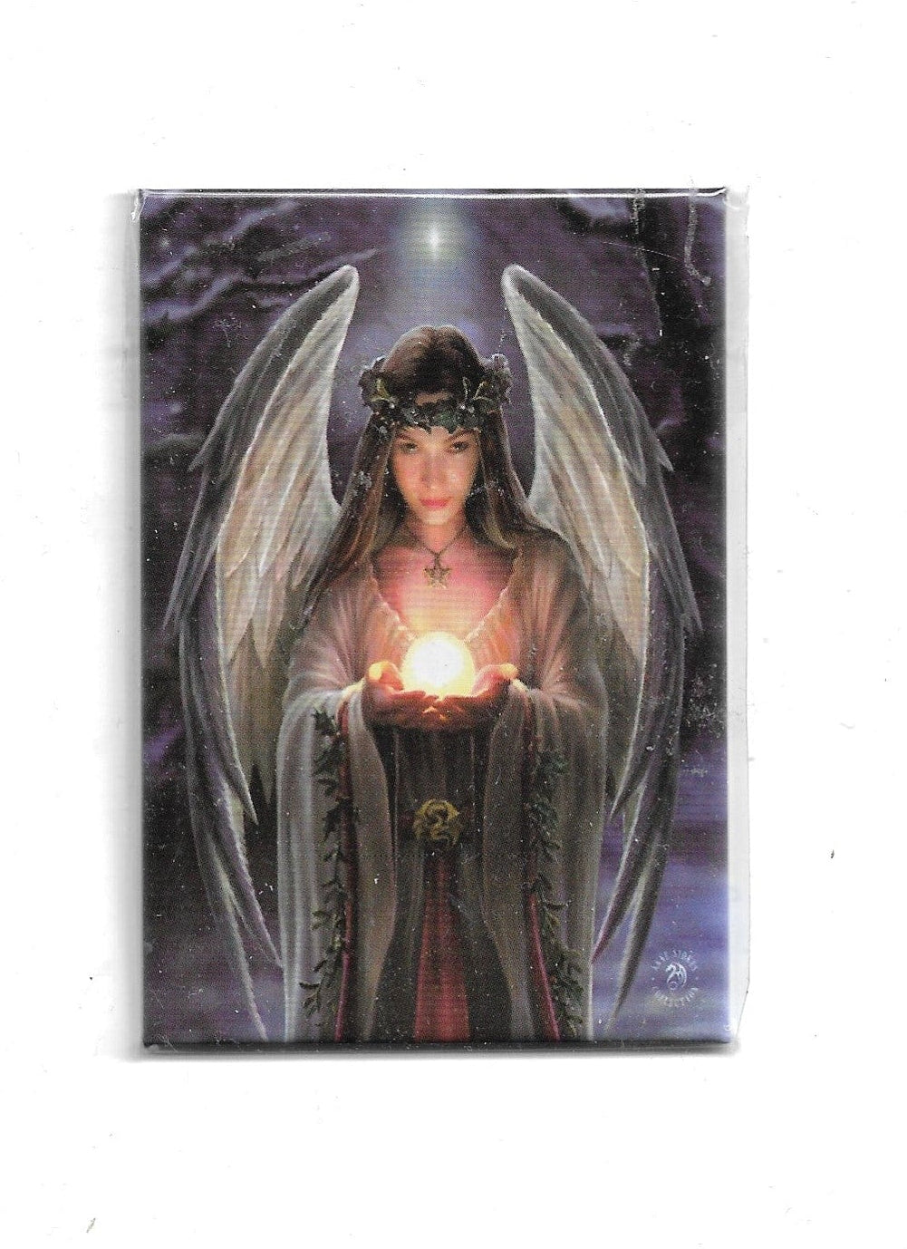 „Rechteckiger Kühlschrankmagnet (5,5 x 8 cm) der Anne Stokes Collection. Abgebildet ist ein anmutiger Schutzengel mit großen Flügeln und Blumenkranz im Haar, der eine hell leuchtende Lichtkugel in den Händen hält vor einem dunklen, mystischen Hintergrund.“