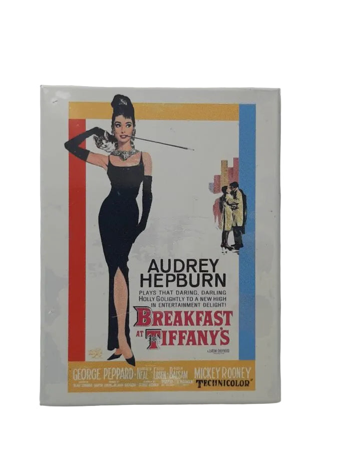 „Rechteckiger Kühlschrankmagnet ‚Audrey Hepburn – Frühstück bei Tiffany‘; vierfarbig bedrucktes, stabiles Blech; vollflächiger Magnet, Format ca. 6 × 8 cm; geeignet zum Befestigen mehrerer Notizzettel.“