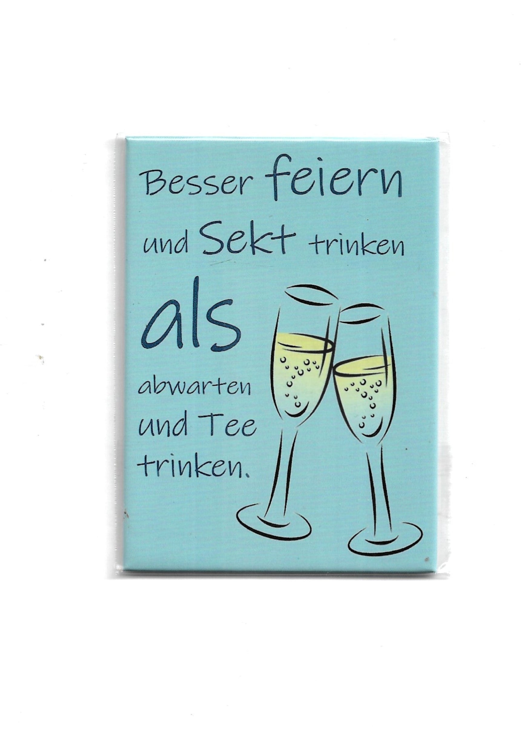 „Rechteckiger Kühlschrankmagnet ‚Besser feiern und Sekt trinken als abwarten und Tee trinken‘; farbig bedrucktes, stabiles Blech; vollflächiger Magnet; Format ca. 9 × 6,5 cm; geeignet zum Befestigen mehrerer Notizzettel; EAN 4038732110021.“