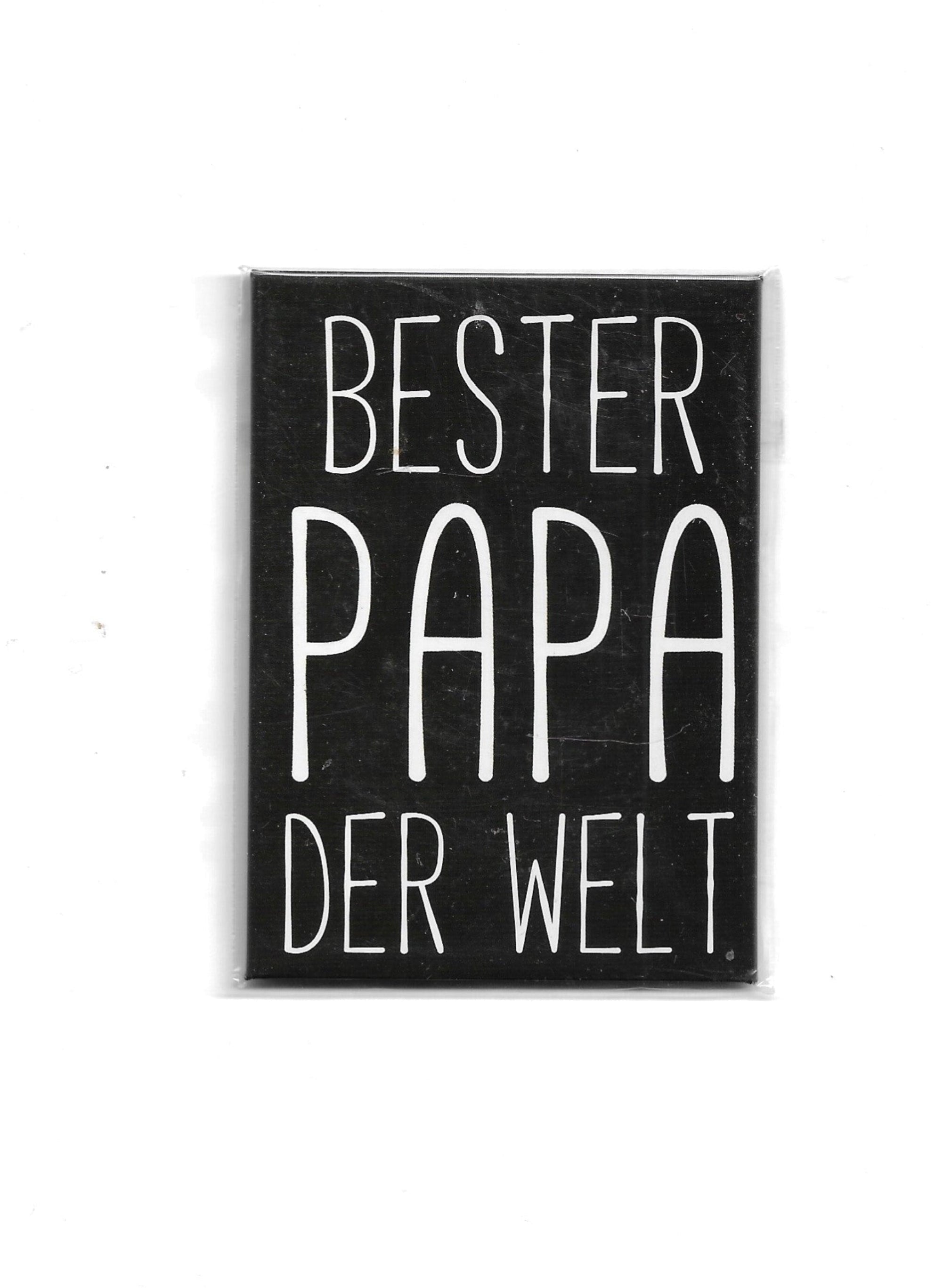 Hochwertiger Kühlschrankmagnet aus farbig bedrucktem, stabilem Blech. Vollflächig magnetisch, 6,5 × 9 cm, ideal für mehrere Notizzettel. Perfekt als liebevolles Geschenk für den besten Papa der Welt.