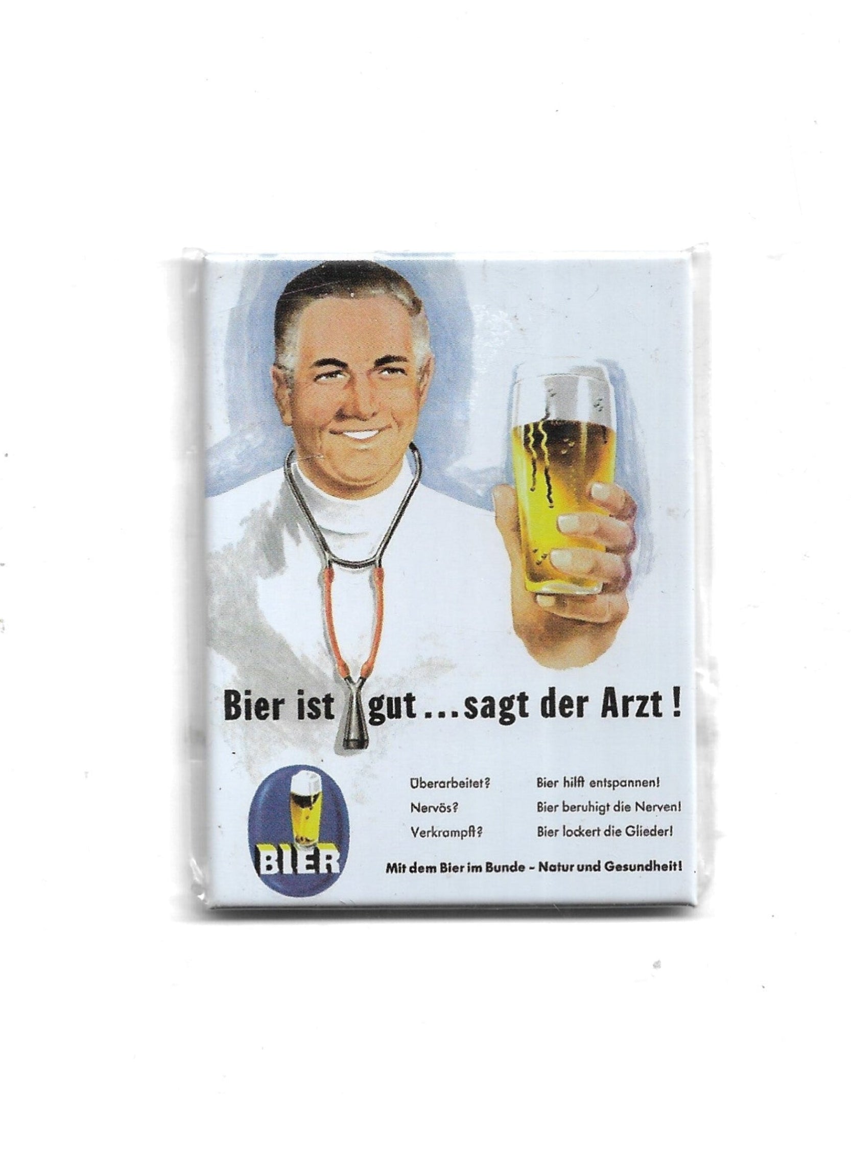 „Rechteckiger Kühlschrankmagnet ‚Bier ist gut … sagt der Arzt!‘; farbig bedrucktes, stabiles Blech; vollflächiger Magnet; Format ca. 6 × 8 cm; geeignet zum Befestigen mehrerer Notizzettel.“