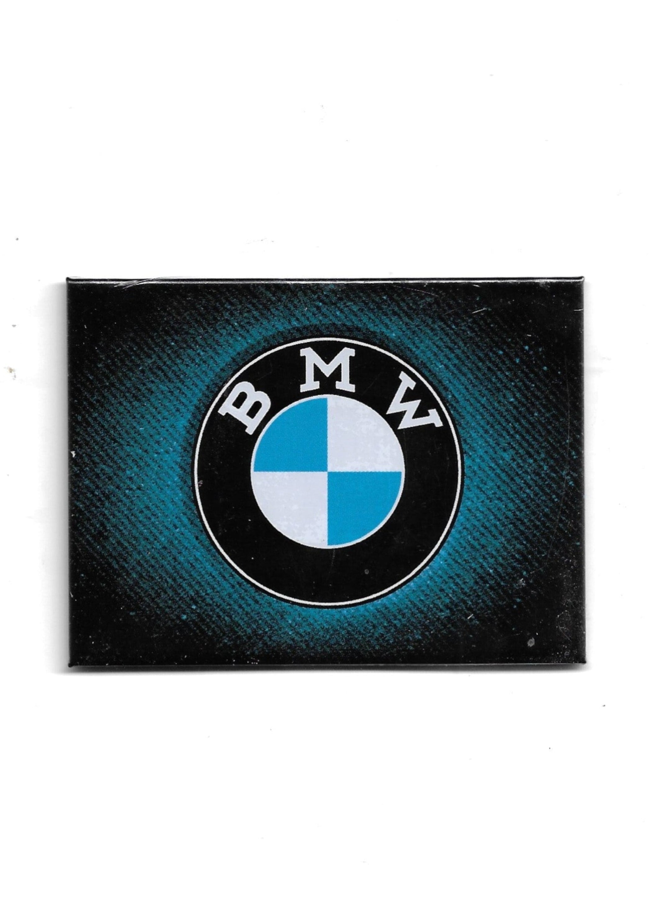 „Rechteckiger Kühlschrankmagnet ‚BMW Logo‑Blue‘; vierfarbig bedrucktes, stabiles Blech; vollflächiger Magnet; Format ca. 6 × 8 cm; geeignet zum Befestigen mehrerer Notizzettel.“