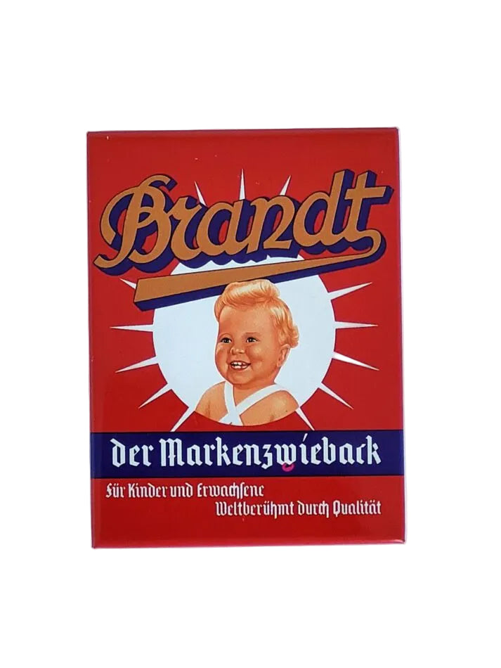 „Rechteckiger Kühlschrankmagnet ‚Brandt – Der Markenzwieback‘; farbig bedrucktes, stabiles Blech; vollflächiger Magnet; Format ca. 6 × 8 cm; geeignet zum Befestigen mehrerer Notizzettel.“