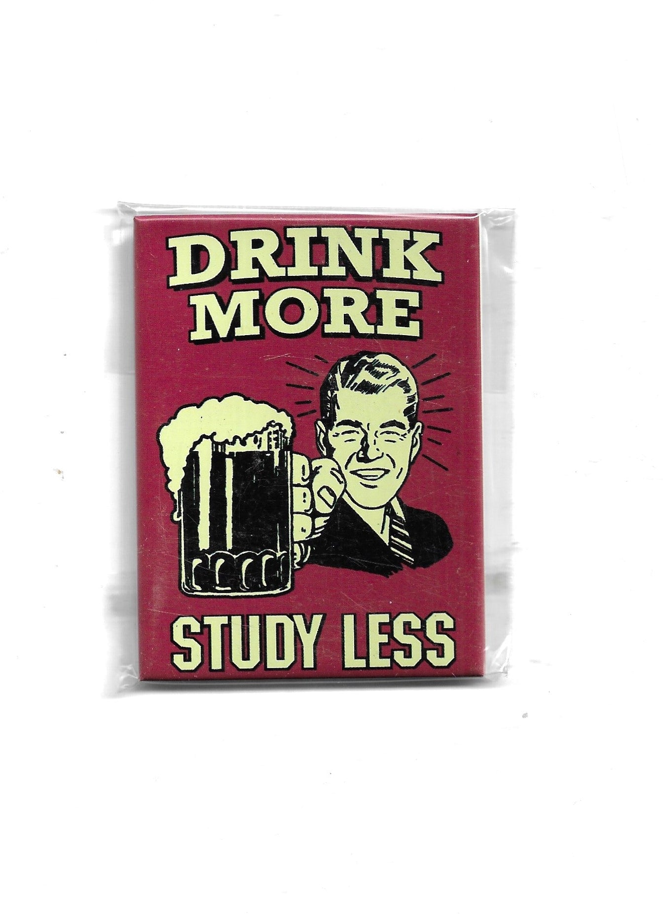 „Rechteckiger Kühlschrankmagnet ‚Drink More – Study Less‘; farbig bedrucktes, stabiles Blech; vollflächiger Magnet; Format ca. 6 × 8 cm; geeignet zum Befestigen mehrerer Notizzettel.“