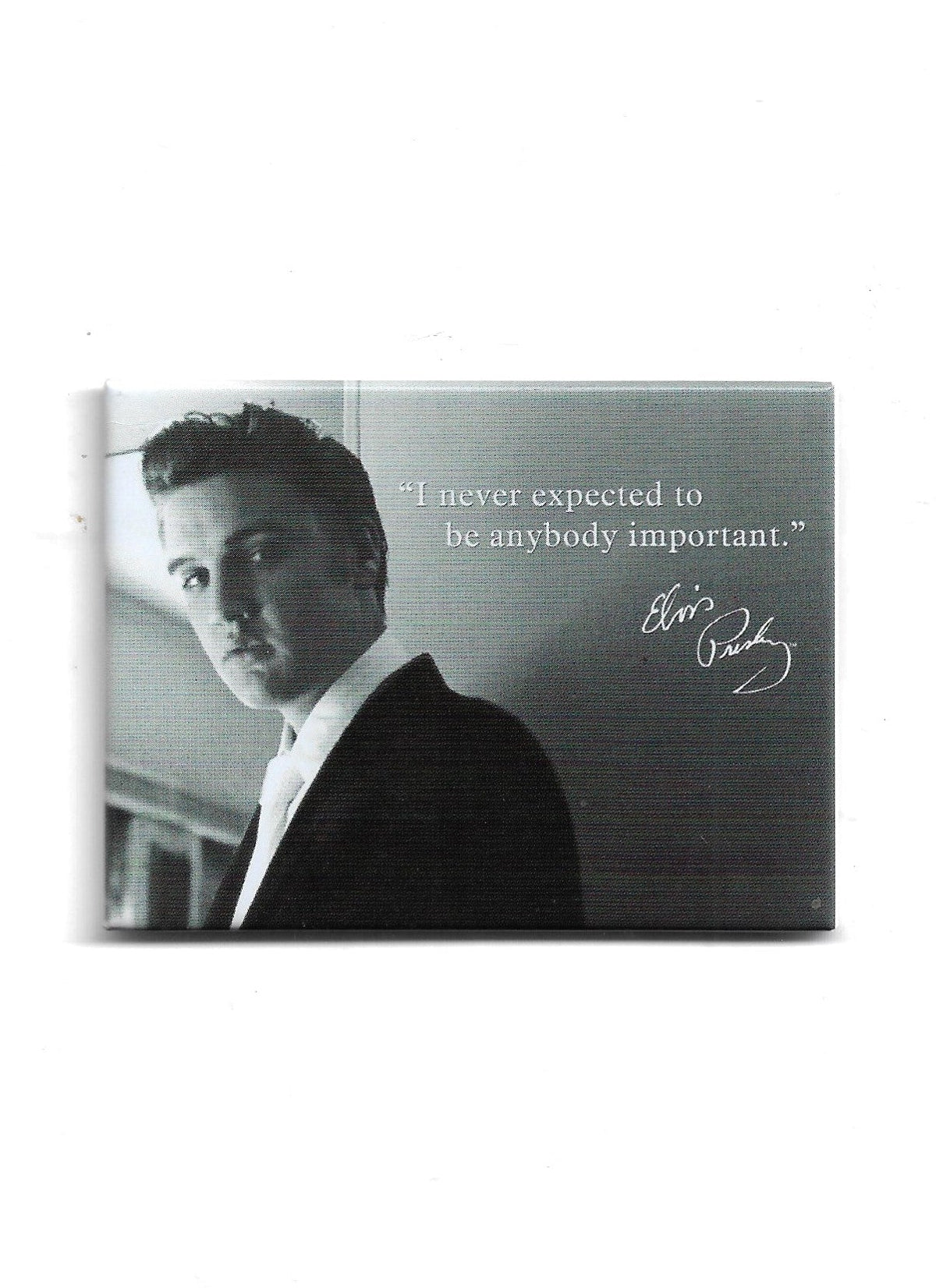 „Rechteckiger Kühlschrankmagnet ‚Elvis Presley – I never expected to be anybody important!‘; farbig bedrucktes, stabiles Blech; vollflächiger Magnet; Format ca. 6 × 8 cm; geeignet zum Befestigen mehrerer Notizzettel.“