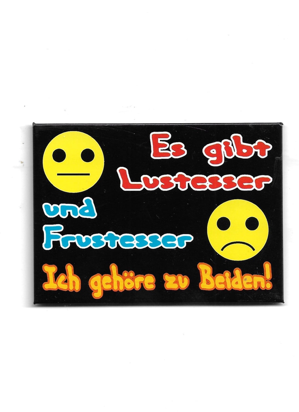 „Rechteckiger Kühlschrankmagnet ‚Es gibt Lustesser und Frustesser …‘; farbig bedruckter Glanzkarton; vollflächiger Magnet; Format ca. 6,5 × 9 cm; geeignet zum Befestigen mehrerer Notizzettel.“