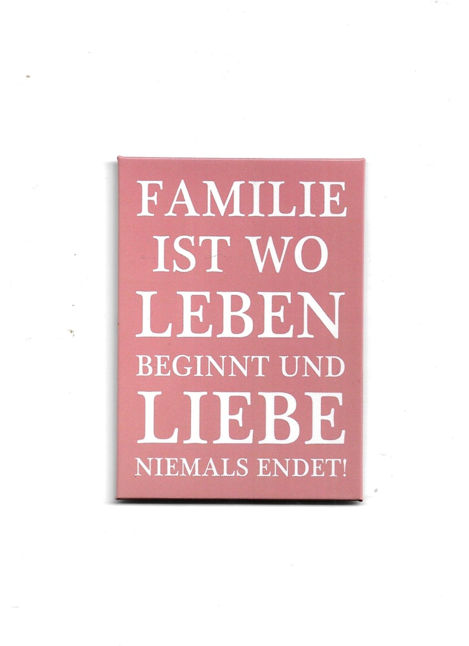 „Rechteckiger Kühlschrankmagnet ‚Familie ist wo Leben beginnt und Liebe niemals endet!‘; farbig bedrucktes, stabiles Blech; vollflächiger Magnet; Format ca. 6,5 × 9 cm; geeignet zum Befestigen mehrerer Notizzettel.“