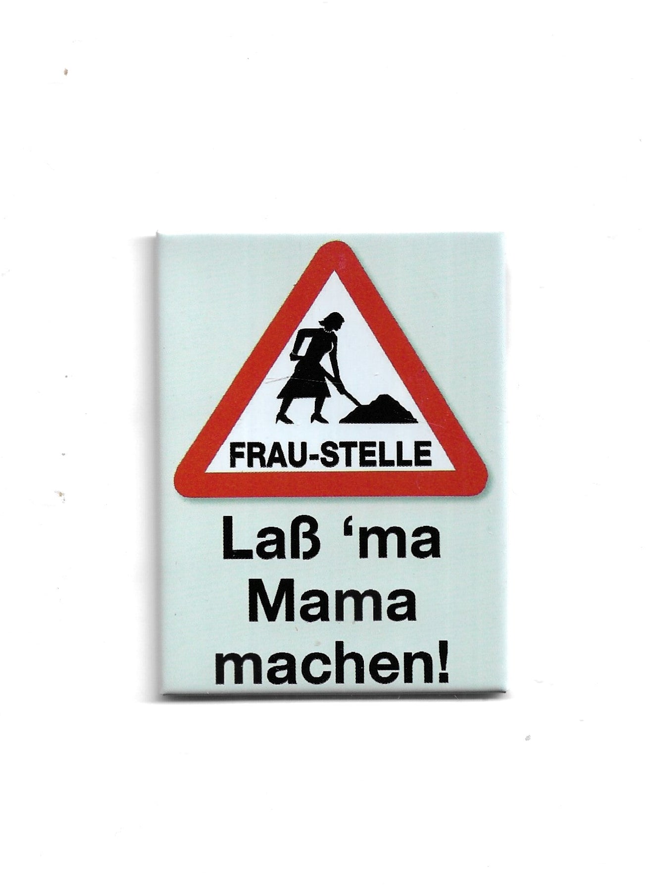 „Rechteckiger Kühlschrankmagnet ‚Frau‑Stelle – Laß ’ma Mama machen‘; farbig bedrucktes, stabiles Blech; vollflächiger Magnet; Format ca. 6 × 8 cm; geeignet zum Befestigen mehrerer Notizzettel.“