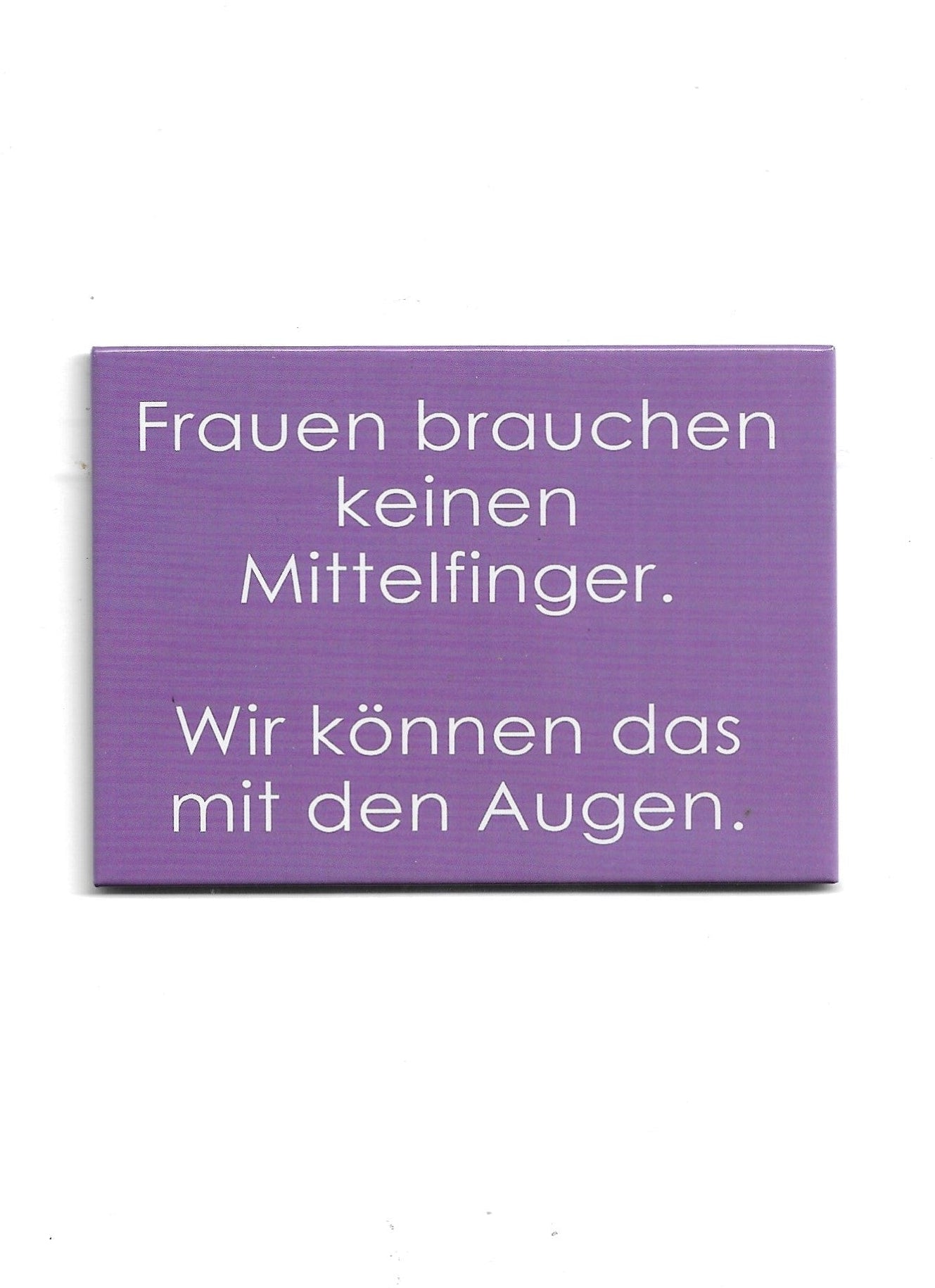 „Rechteckiger Kühlschrankmagnet mit Spruch ‚Frauen brauchen keinen Mittelfinger. Wir können das mit Augen‘; farbig bedrucktes, stabiles Metall; geeignet zum Befestigen von Notizzetteln.“