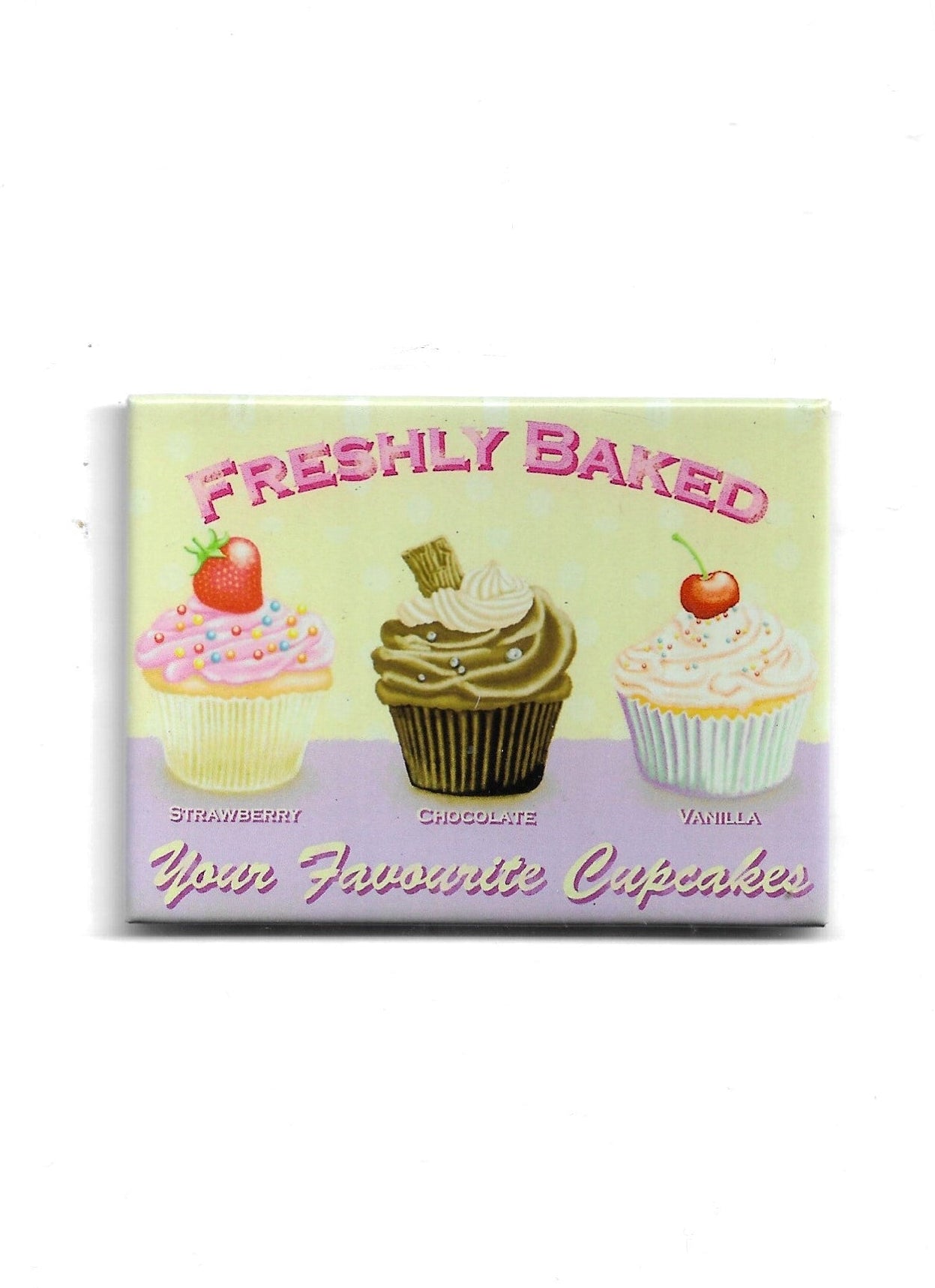 „Rechteckiger Kühlschrankmagnet ‚Freshly Baked – Your Favorite Cupcakes‘; farbig bedrucktes, stabiles Blech; vollflächiger Magnet; Format ca. 6 × 8 cm; geeignet zum Befestigen mehrerer Notizzettel.“