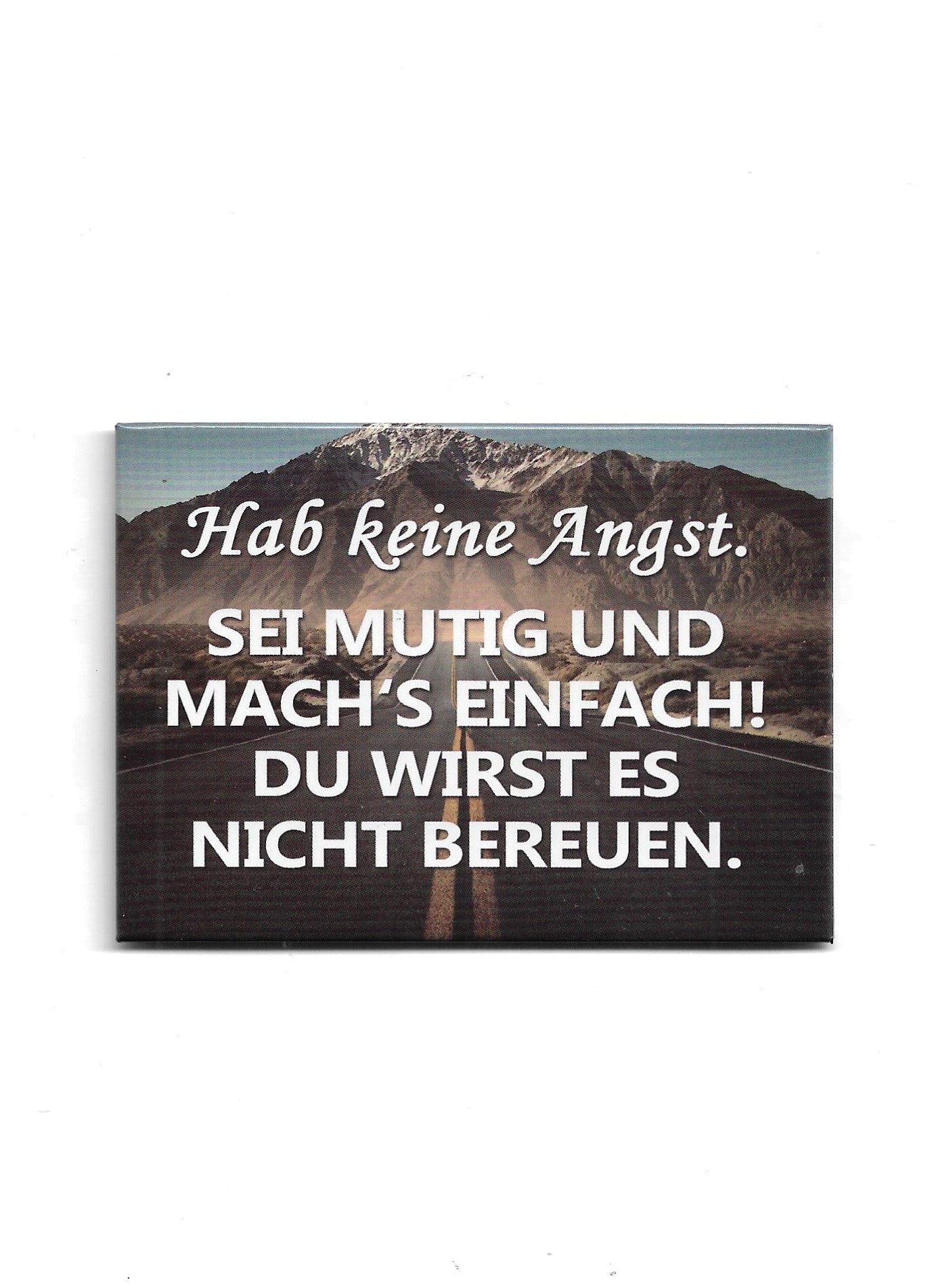 „Rechteckiger Kühlschrankmagnet mit Spruch ‚Hab keine Angst. Sei mutig und mach’s einfach! Du wirst es nicht bereuen‘; farbig bedrucktes, stabiles Metall; geeignet zum Befestigen von Notizzetteln.“