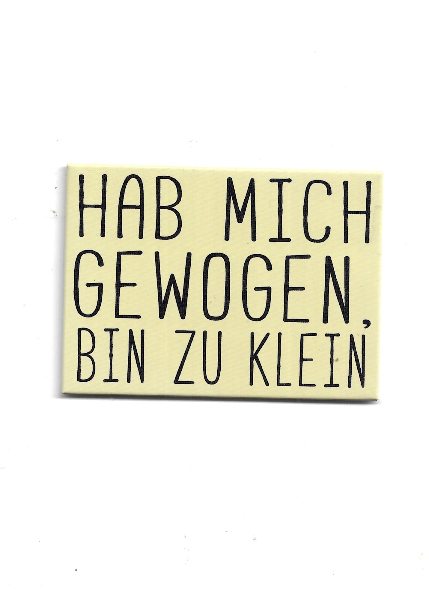 „Rechteckiger Kühlschrankmagnet mit Spruch ‚Hab mich gewogen, bin zu klein‘; farbig bedrucktes, stabiles Metall; geeignet zum Befestigen von Notizzetteln.“
