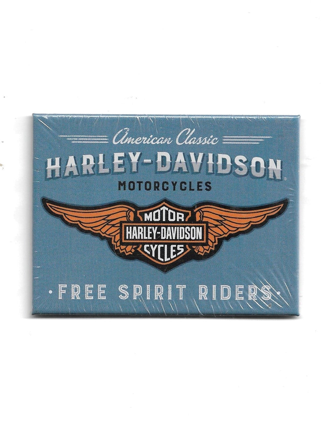 „Rechteckiger Kühlschrankmagnet ‚Harley Davidson – Free Spirit Riders‘; farbig bedrucktes, stabiles Blech; vollflächiger Magnet; Format ca. 6 × 8 cm; geeignet zum Befestigen mehrerer Notizzettel.“