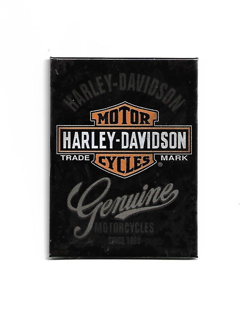 „Rechteckiger Kühlschrankmagnet ‚Harley Davidson – Genuine‘; vierfarbig bedrucktes, stabiles Blech; vollflächiger Magnet; Format ca. 6 × 8 cm; geeignet zum Befestigen mehrerer Notizzettel.“