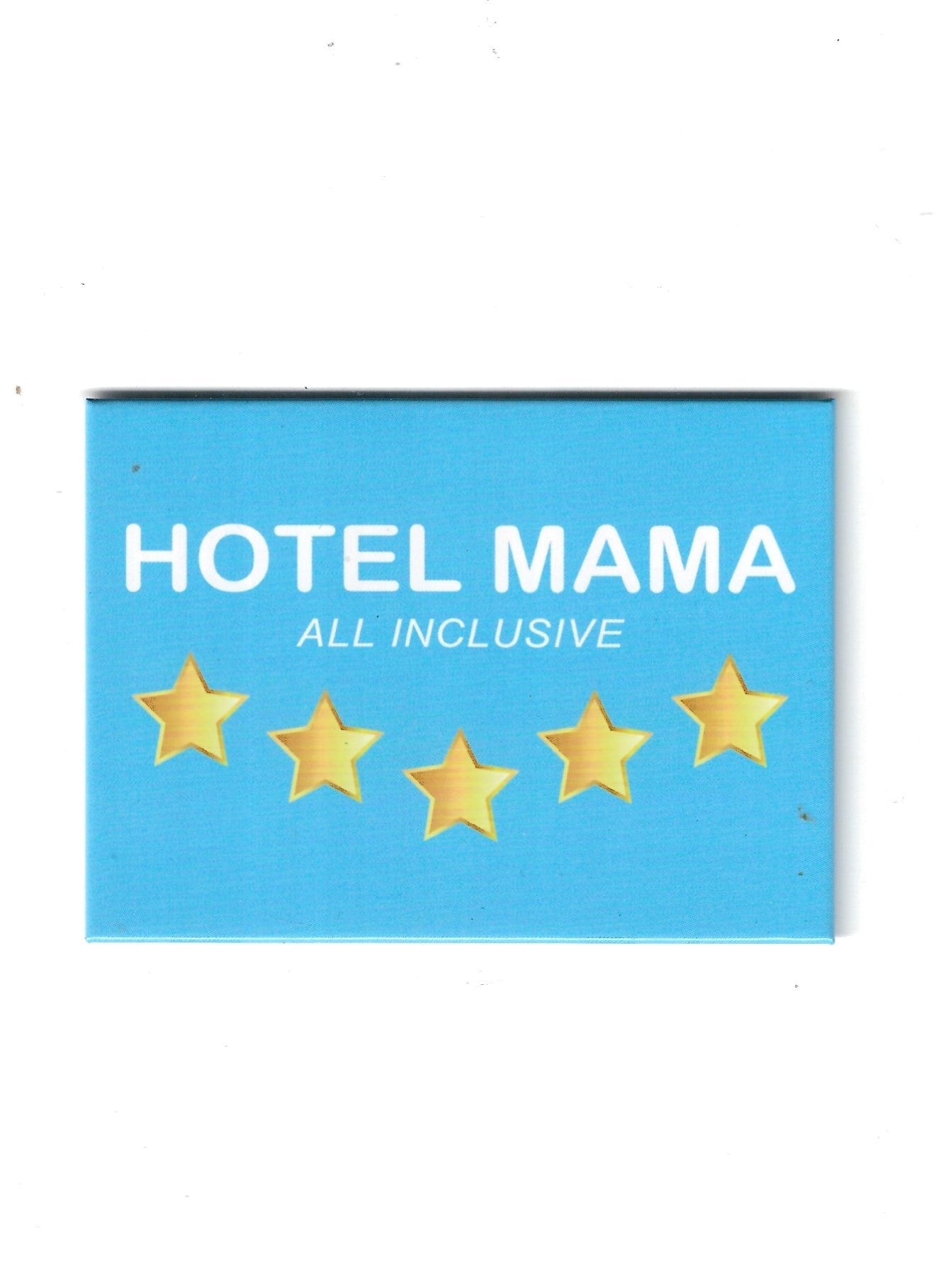 „Rechteckiger Kühlschrankmagnet ‚Hotel Mama – All inclusive‘; farbig bedrucktes, stabiles Blech; vollflächiger Magnet; Format ca. 6,5 × 9 cm; geeignet zum Befestigen mehrerer Notizzettel.“