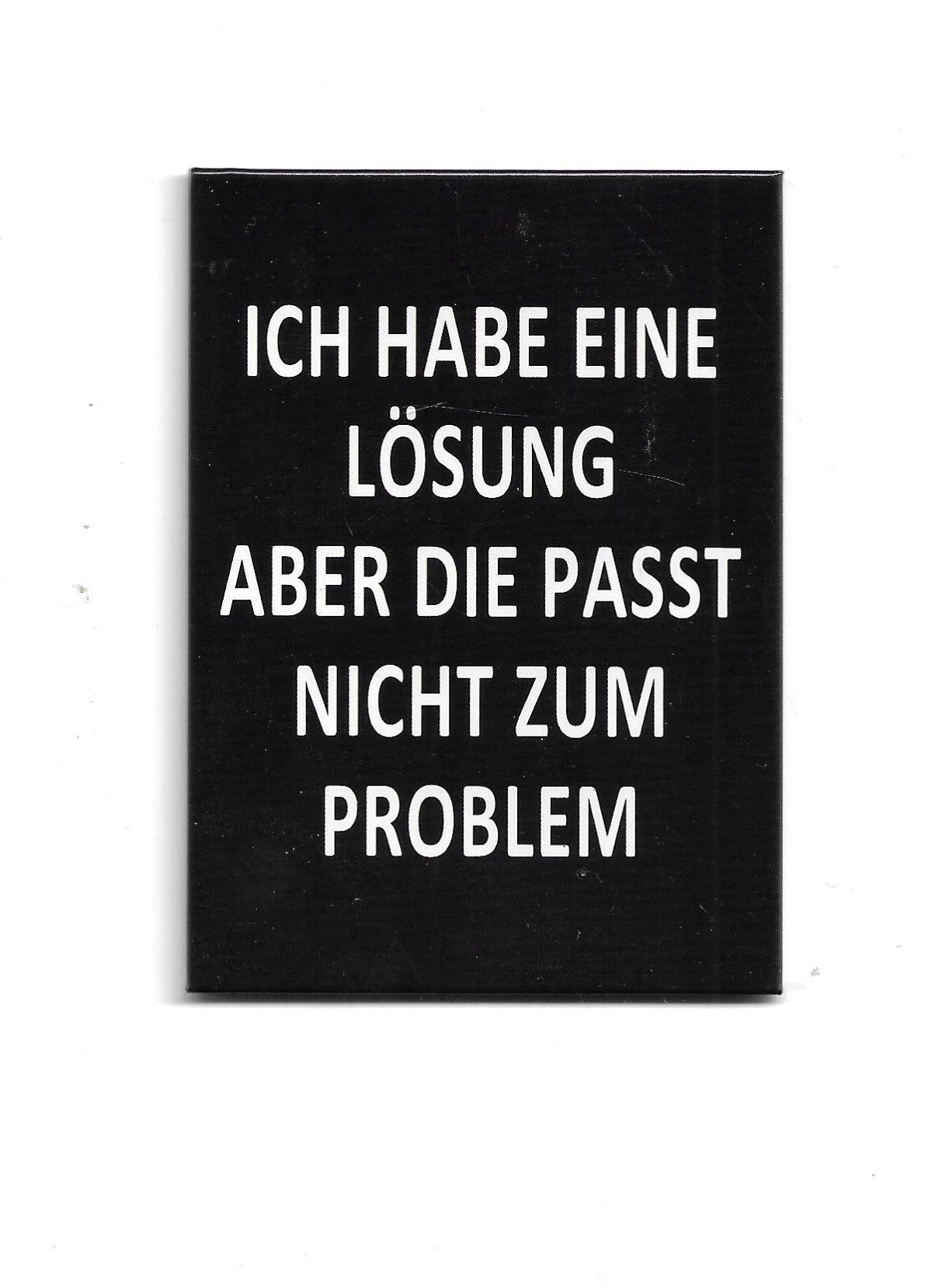 „Rechteckiger Kühlschrankmagnet mit Spruch ‚Ich habe eine Lösung aber die passt nicht zum Problem‘; farbig bedrucktes, stabiles Metall; geeignet zum Befestigen von Notizzetteln.“