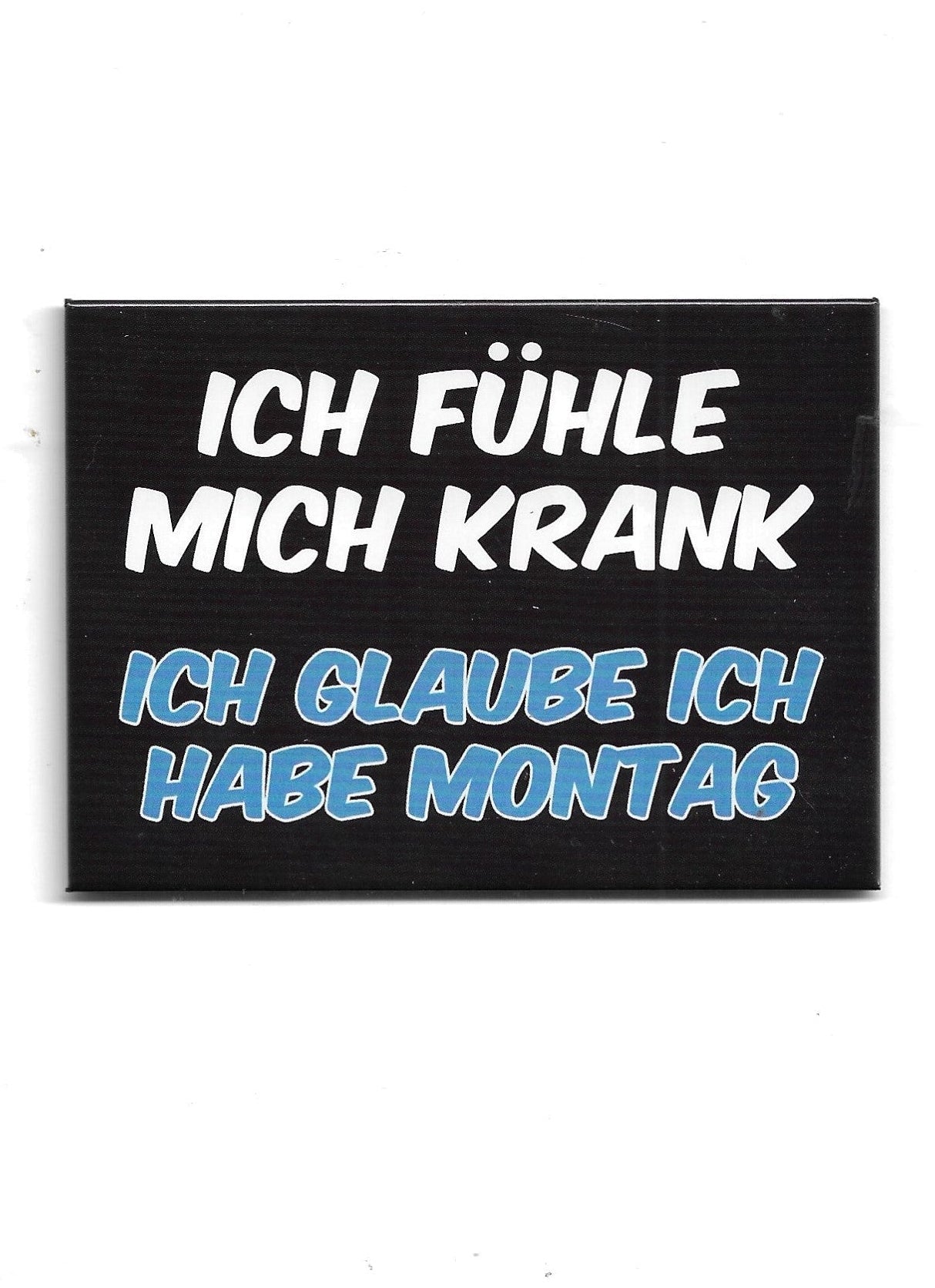 „Rechteckiger Kühlschrankmagnet mit Spruch ‚Ich fühle mich krank – Ich glaube ich habe Montag‘; farbig bedrucktes, stabiles Metall; geeignet zum Befestigen von Notizzetteln.“
