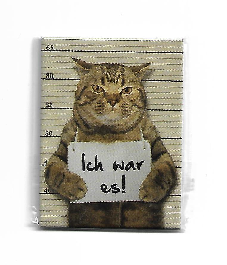 „Rechteckiger Kühlschrankmagnet ‚Ich war es! – Katze‘; farbig bedrucktes, stabiles Blech; vollflächiger Magnet; Format ca. 6 × 8 cm; geeignet zum Befestigen mehrerer Notizzettel.“