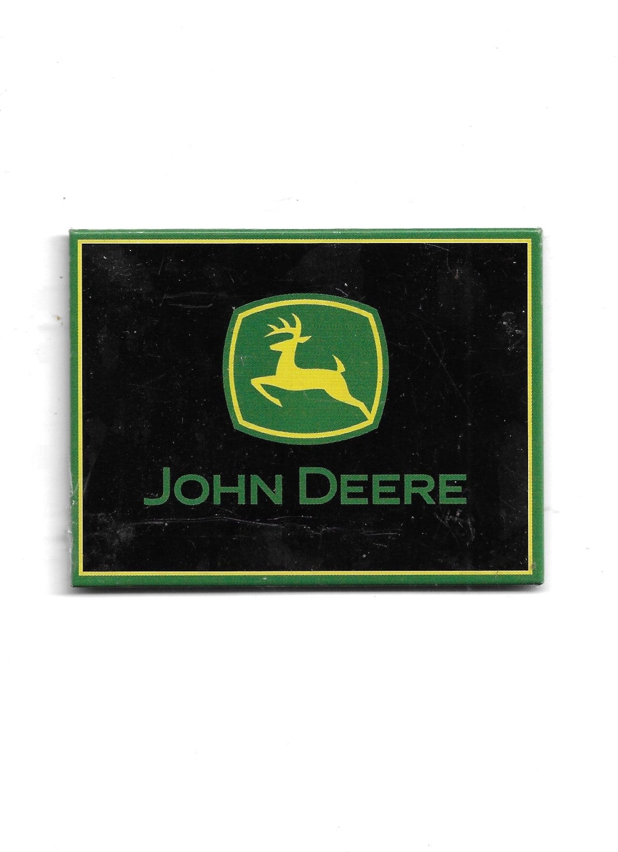 „Rechteckiger Kühlschrankmagnet ‚John Deere – Logo‘; farbig bedrucktes, stabiles Blech; vollflächiger Magnet; Format ca. 6 × 8 cm; geeignet zum Befestigen mehrerer Notizzettel.“