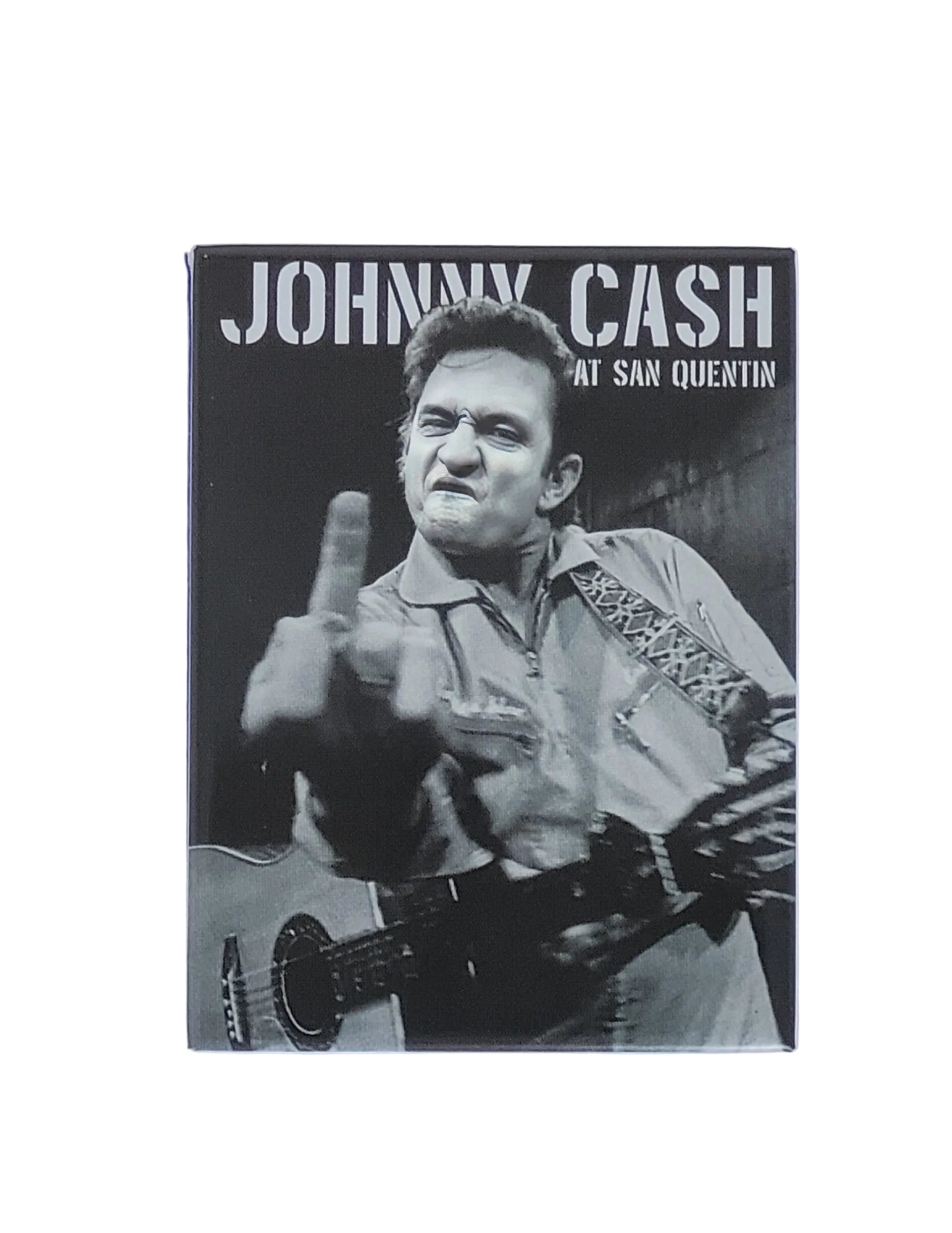 „Rechteckiger Kühlschrankmagnet ‚Johnny Cash – at San Quentin‘; farbig bedrucktes, stabiles Blech; vollflächiger Magnet; Format ca. 6 × 8 cm; geeignet zum Befestigen mehrerer Notizzettel.“