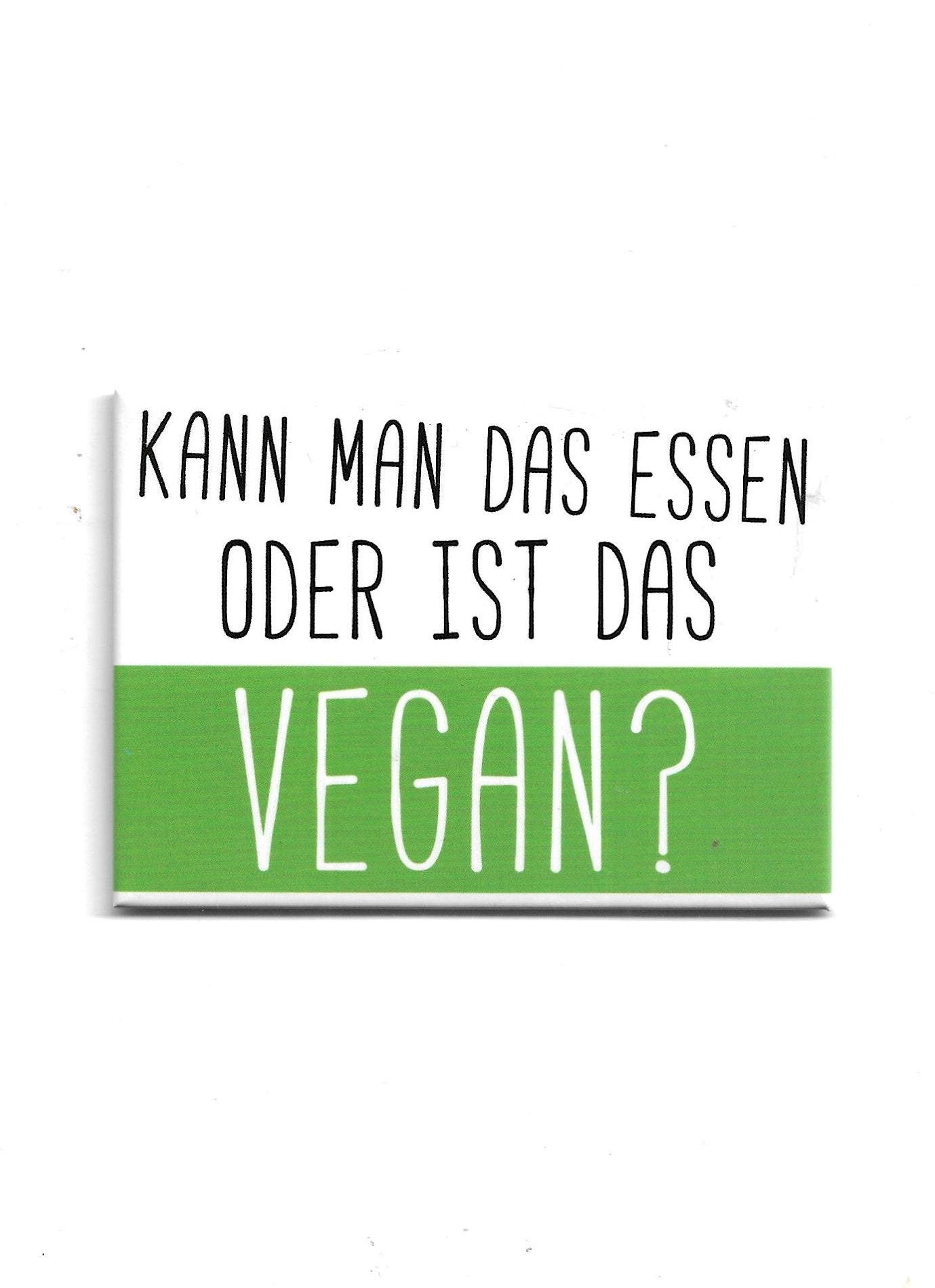 „Rechteckiger Kühlschrankmagnet ‚Ist das vegan?‘; farbig bedrucktes, stabiles Blech; vollflächiger Magnet; Format ca. 6,5 × 9 cm; geeignet zum Befestigen mehrerer Notizzettel.“