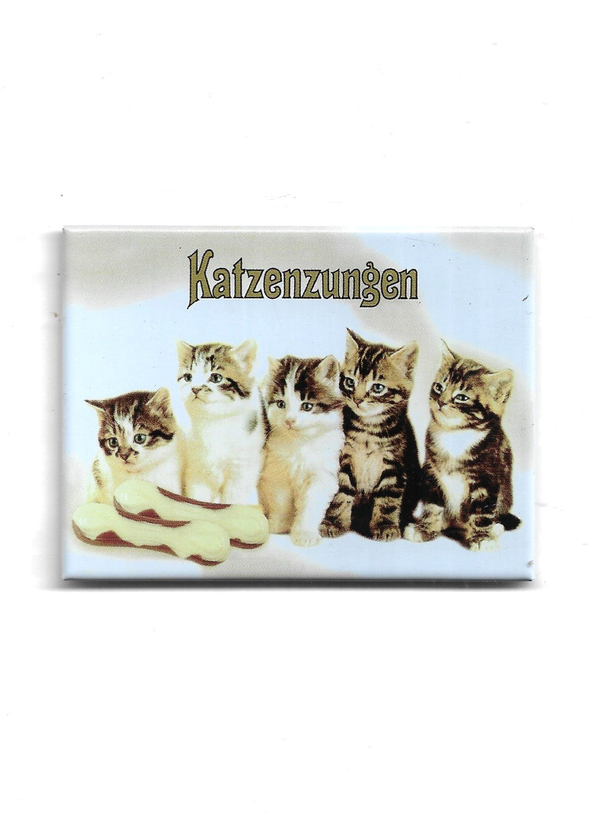 „Rechteckiger Kühlschrankmagnet ‚Katzenzungen‘; farbig bedrucktes, stabiles Blech; vollflächiger Magnet; Format ca. 6 × 8 cm; geeignet zum Befestigen mehrerer Notizzettel.“