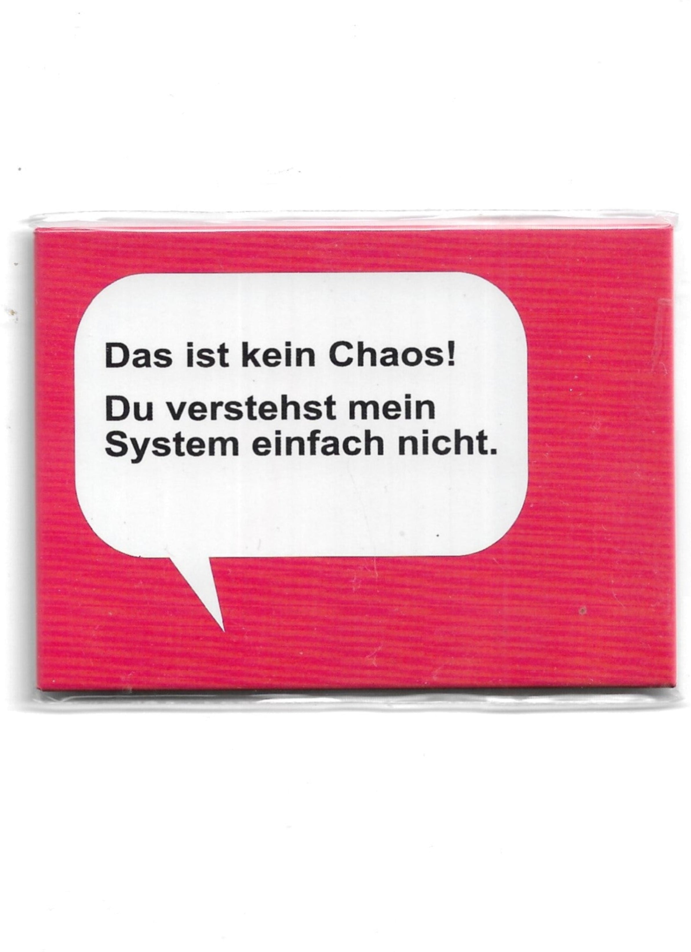 „Rechteckiger Kühlschrankmagnet ‚Kein Chaos – Du verstehst mein System nicht‘; farbig bedrucktes Metall; vollflächiger Magnet; Format ca. 9 × 6,5 cm; geeignet zum Befestigen mehrerer Notizzettel; EAN 4038732110021.“