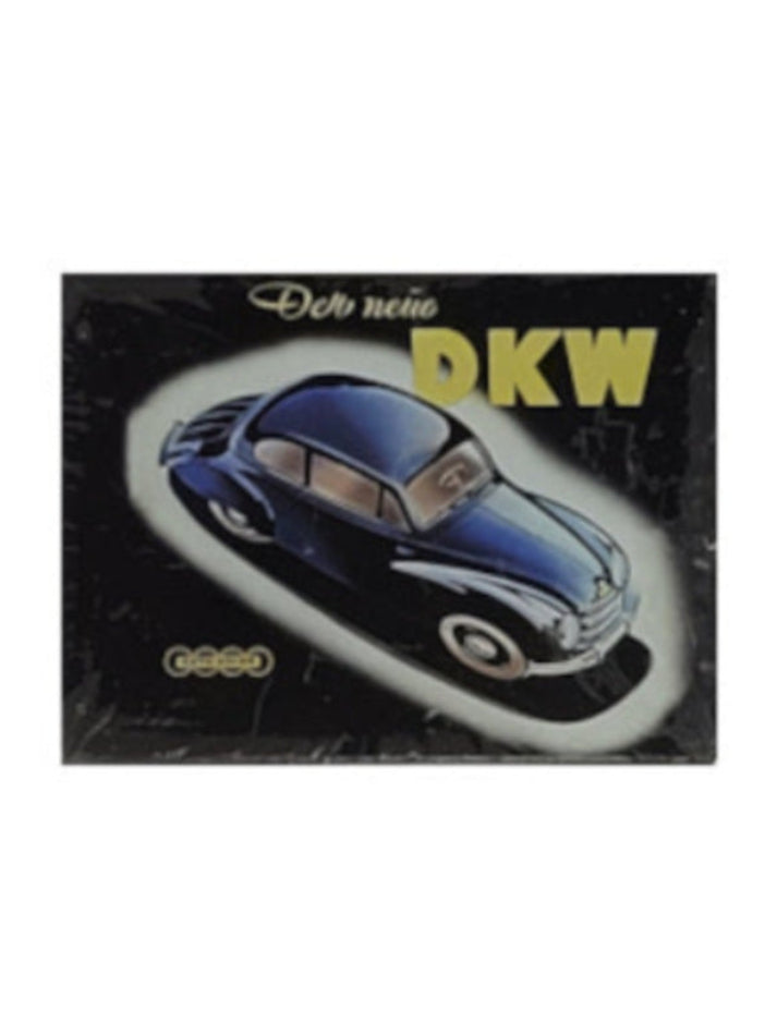 „Rechteckiger Kühlschrankmagnet ‚Der neue DKW – Auto Union‘; vierfarbig bedrucktes, stabiles Blech; vollflächiger Magnet; Format ca. 6 × 8 cm; geeignet zum Befestigen mehrerer Notizzettel.“