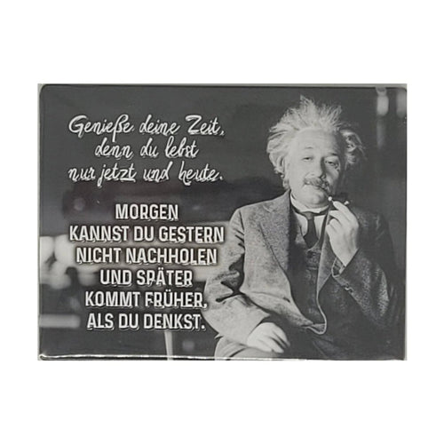 „Großer Magnet mit Schwarz‑Weiß‑Foto von Albert Einstein mit Pfeife und dem Spruch ‚Genieße deine Zeit, denn du lebst nur jetzt und heute…‘.“