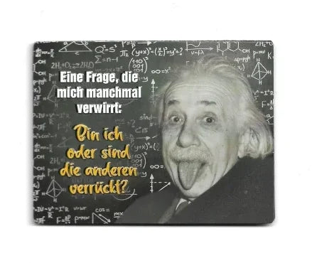 Magnet „Bin ich verrückt?“ mit ikonischem Schwarz-Weiß-Porträt von Albert Einstein, der frech die Zunge herausstreckt. Humorvoller Spruch in weißer Schrift auf gelbem Hintergrund: „Eine Frage, die mich manchmal verwirrt: Bin ich oder sind die anderen verrückt?“ Hochwertige Aluminiumoberfläche mit 3D-Prägung, vollflächige Magnetplatte.