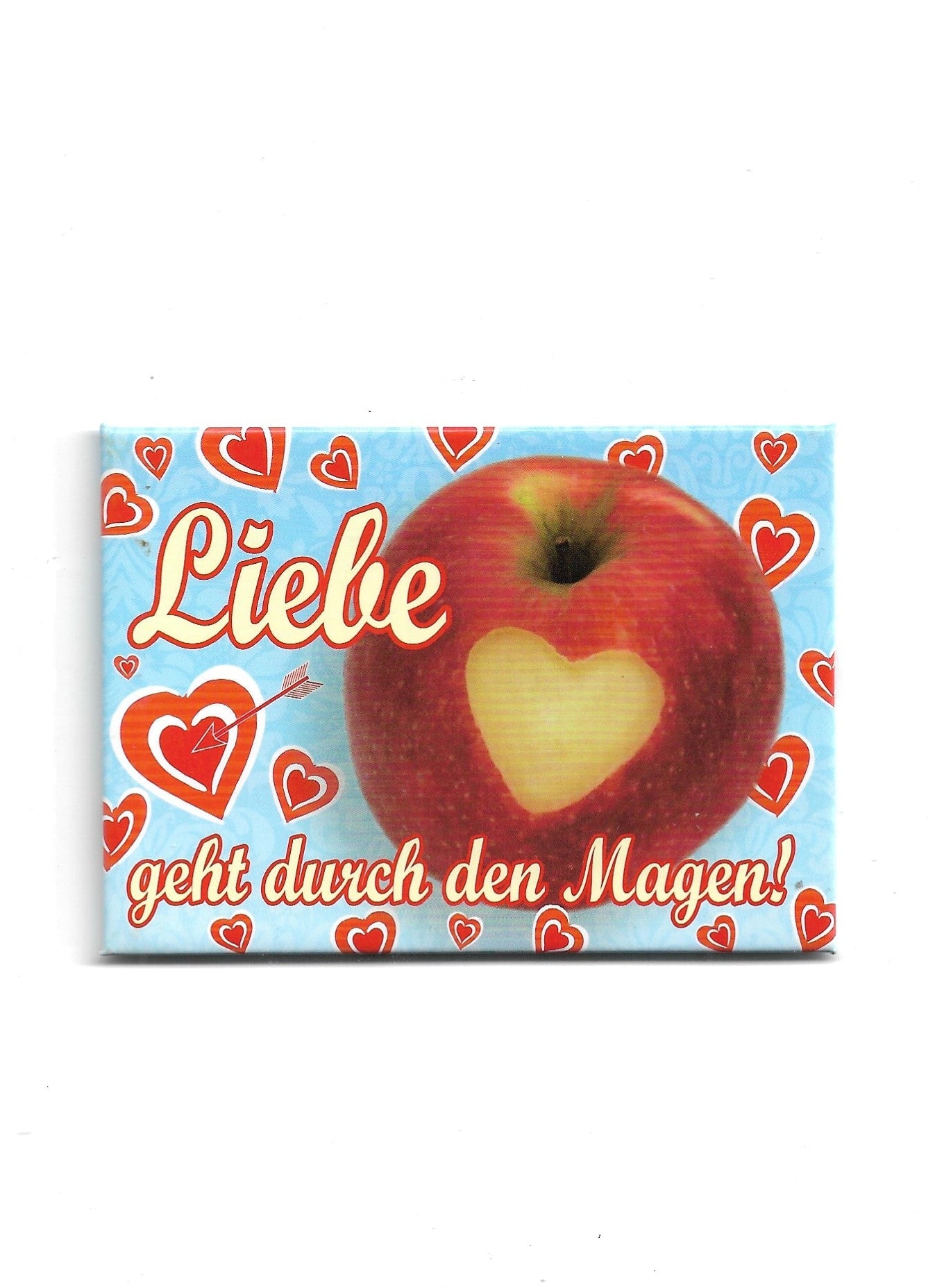 „Rechteckiger Kühlschrankmagnet ‚Liebe geht durch den Magen‘; farbig bedruckter Glanzkarton; vollflächiger Magnet; Format ca. 6,5 × 9 cm; geeignet zum Befestigen mehrerer Notizzettel.“