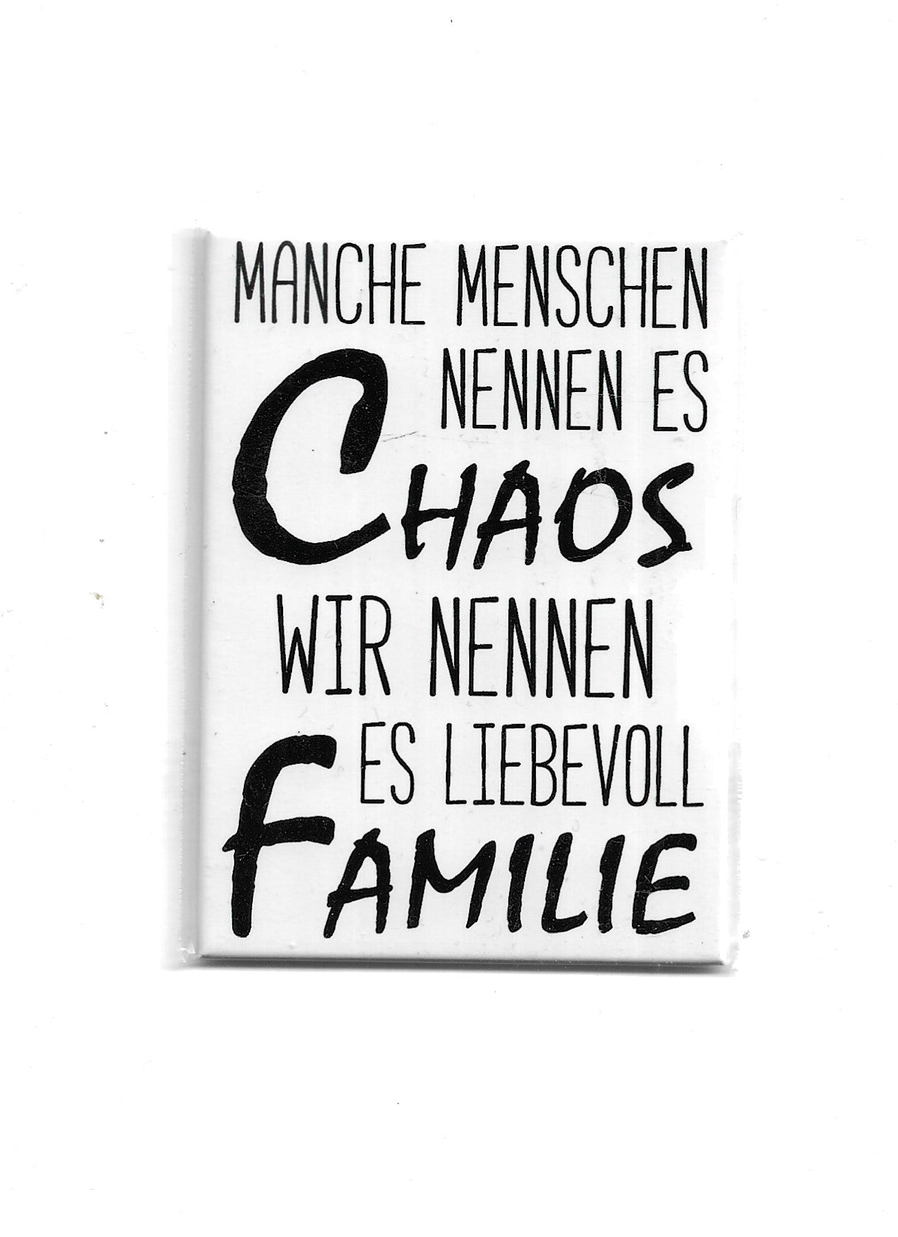 „Rechteckiger Kühlschrankmagnet ‚Manche nennen es CHAOS – Wir nennen es liebevoll FAMILIE‘; farbig bedrucktes, stabiles Blech; vollflächiger Magnet; Format ca. 6,5 × 9 cm; geeignet für mehrere Notizzettel.“