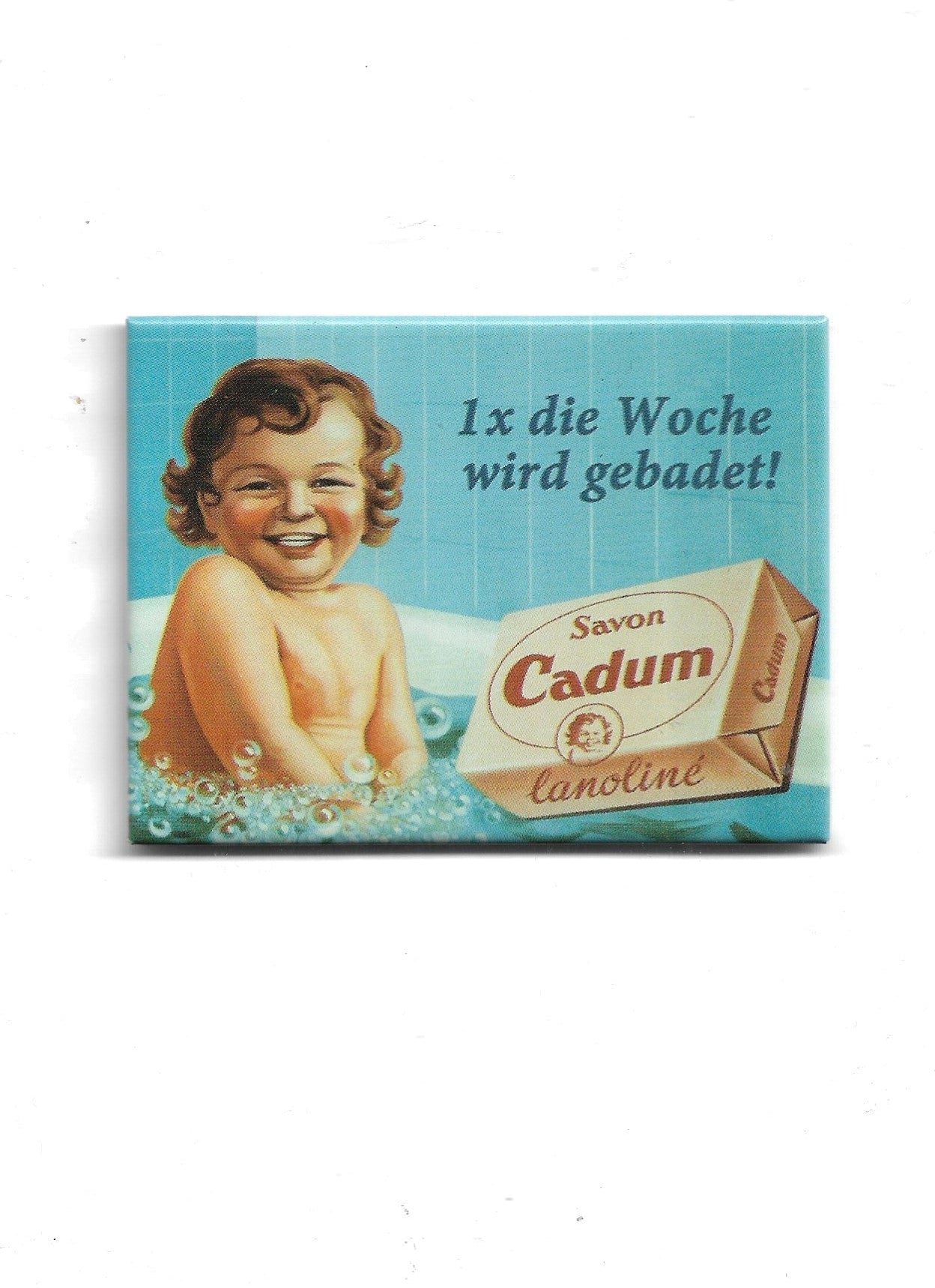 Vintage‑Magnet „Savon Cadum – 1x die Woche wird gebadet!“ aus farbig bedrucktem, stabilem Blech. Vollflächig magnetisch, 6 × 8 cm, ideal für mehrere Notizzettel. Perfekt für Retro‑Fans und humorvolle Geschenkideen.