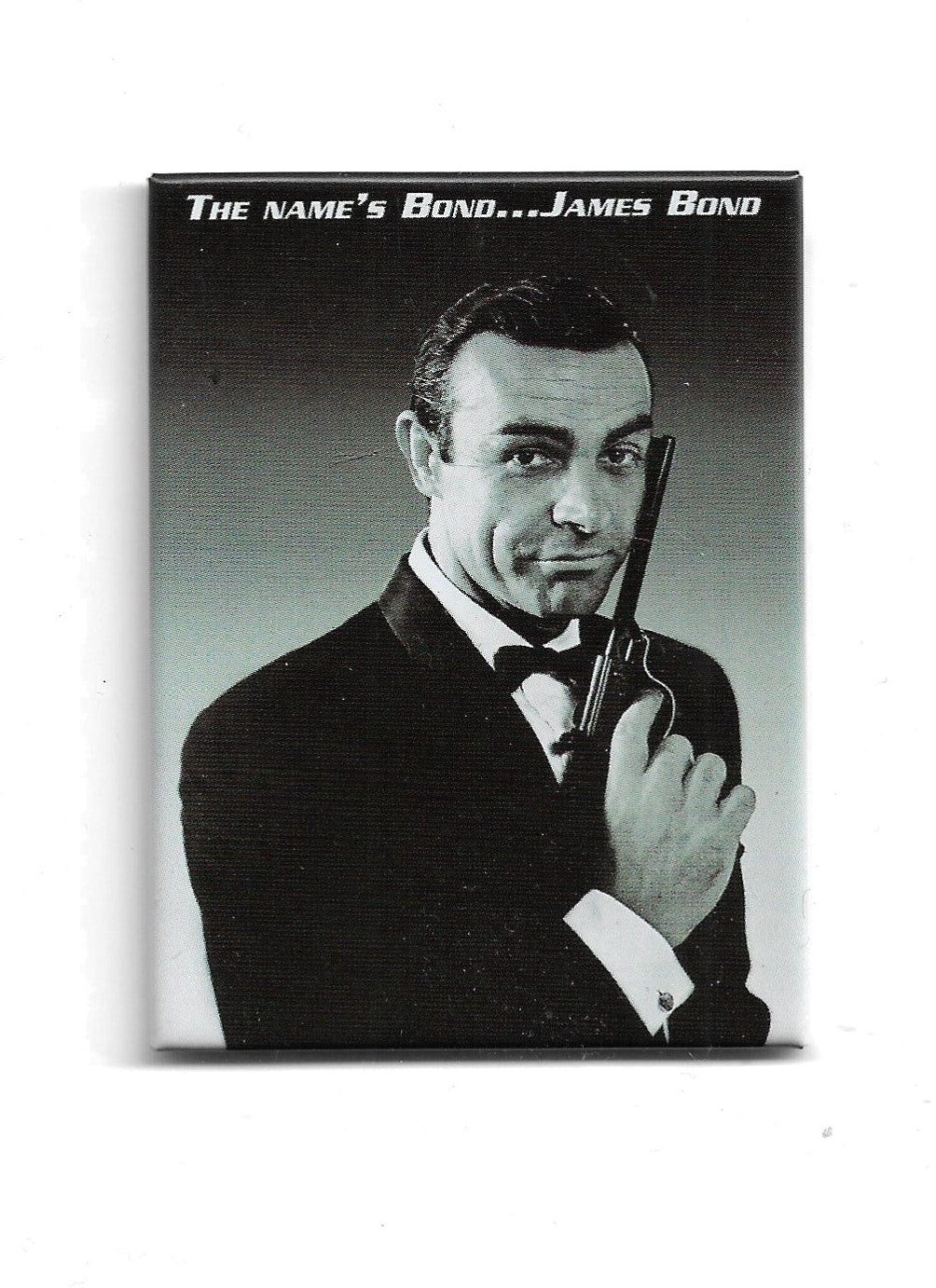 „Rechteckiger Kühlschrankmagnet ‚The Name’s Bond … James Bond – Sean Connery‘; farbig bedrucktes, stabiles Blech; vollflächiger Magnet; Format ca. 6 × 8 cm; geeignet für mehrere Notizzettel.“