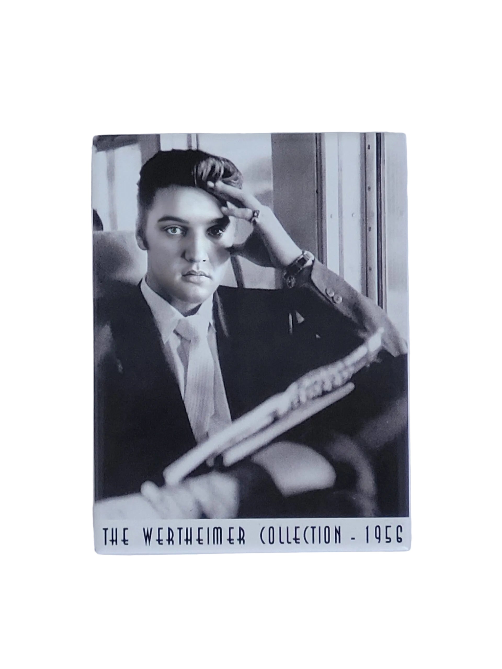 „Rechteckiger Kühlschrankmagnet ‚Elvis Presley – The Wertheimer Collection – 1956‘; farbig bedrucktes, stabiles Blech; vollflächiger Magnet; Format ca. 6 × 8 cm; geeignet zum Befestigen mehrerer Notizzettel.“