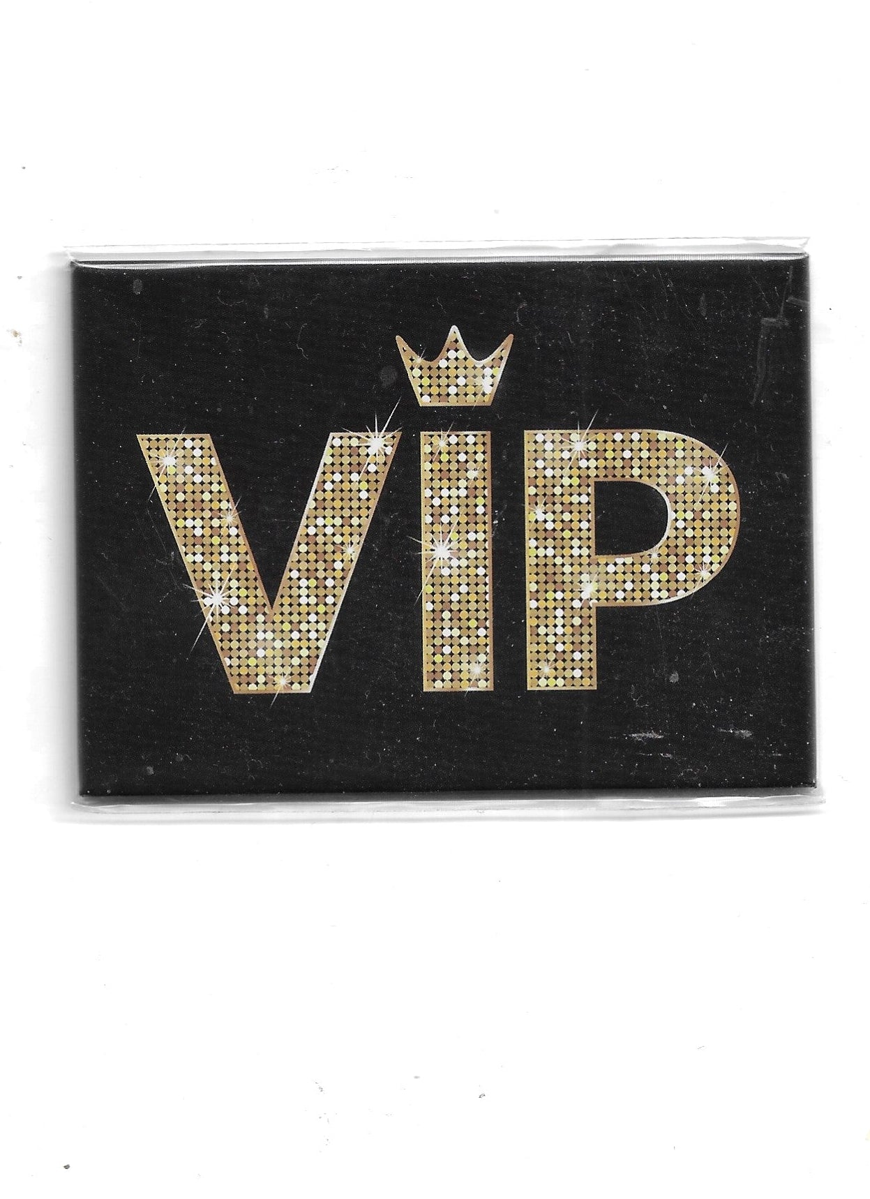 „Rechteckiger Kühlschrankmagnet ‚V I P‘; farbig bedrucktes, stabiles Blech; vollflächiger Magnet; Format ca. 6,5 × 9 cm; geeignet zum Befestigen mehrerer Notizzettel.“