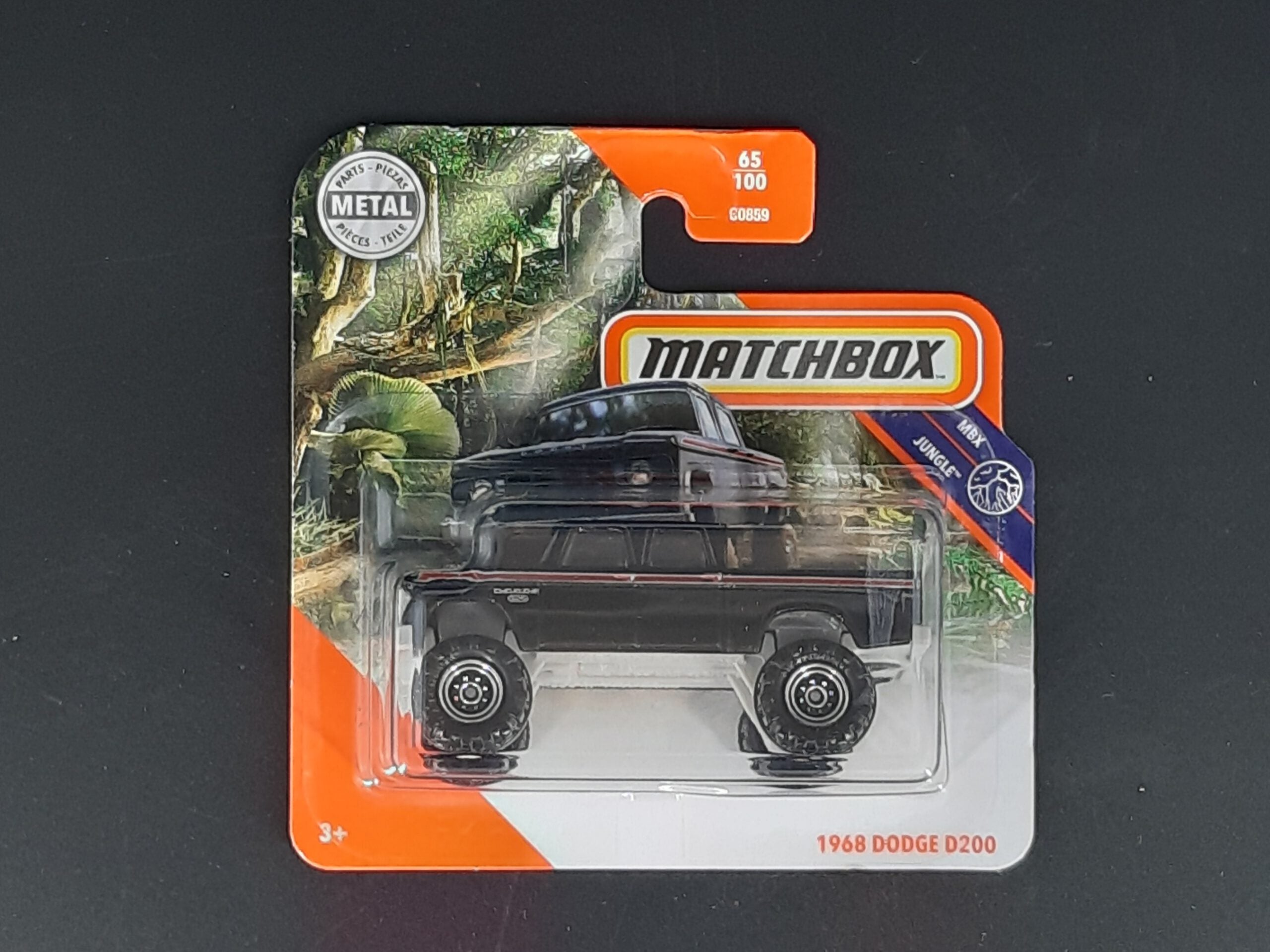 Matchbox Dodge D200 1968 MBX Jungle 65/100, schwarzer Metall‑Druckguss, ca. 6,5×3×2,5–3,5 cm – neues Sammlermodell in OVP im Maßstab 1:64.