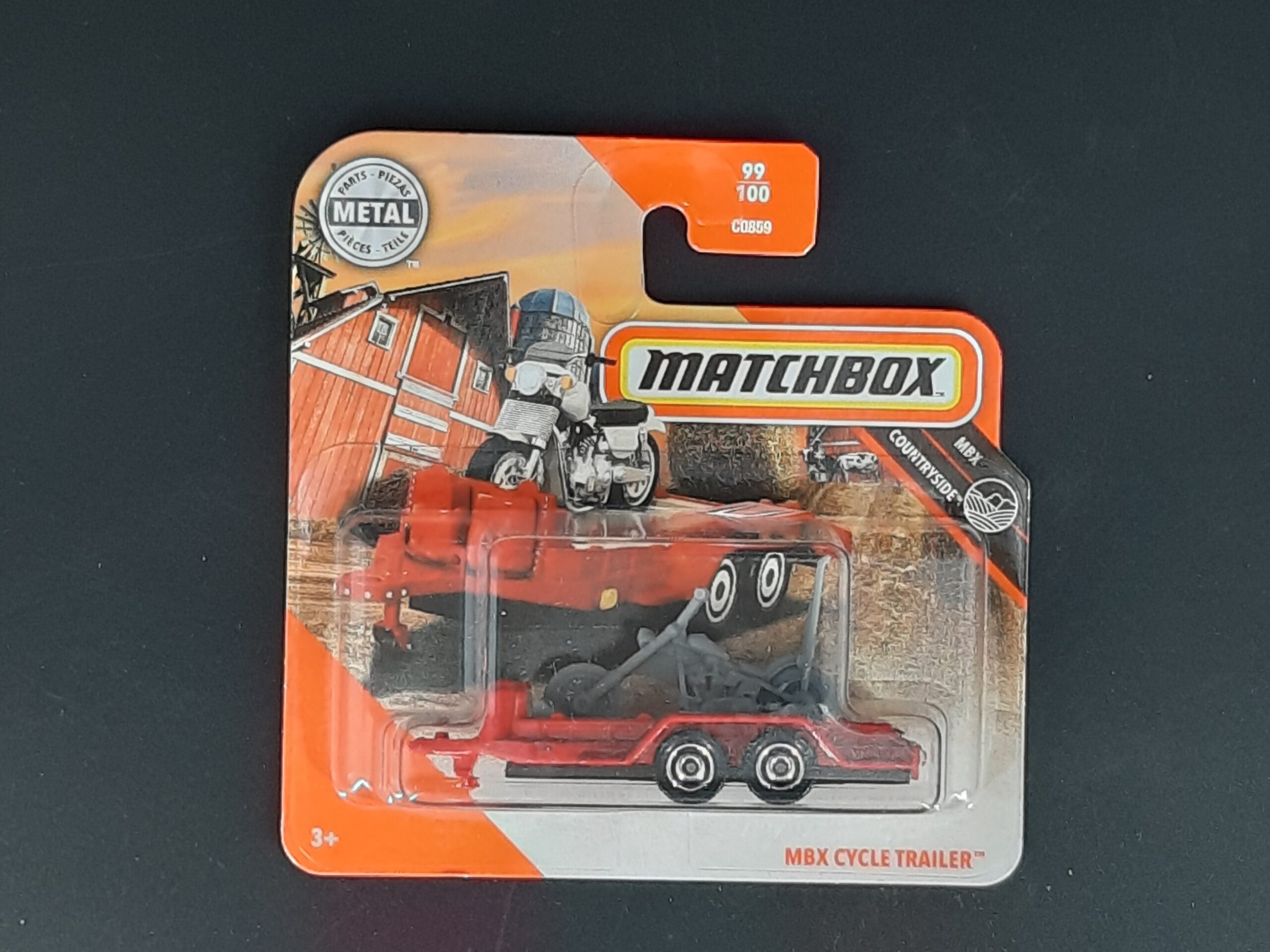 Matchbox MBX Cycle Trailer CountrySide 99/100, roter Metall‑Druckguss, ca. 6,5×3×2,5–3,5 cm – neues Sammlermodell in OVP im Maßstab 1:64.