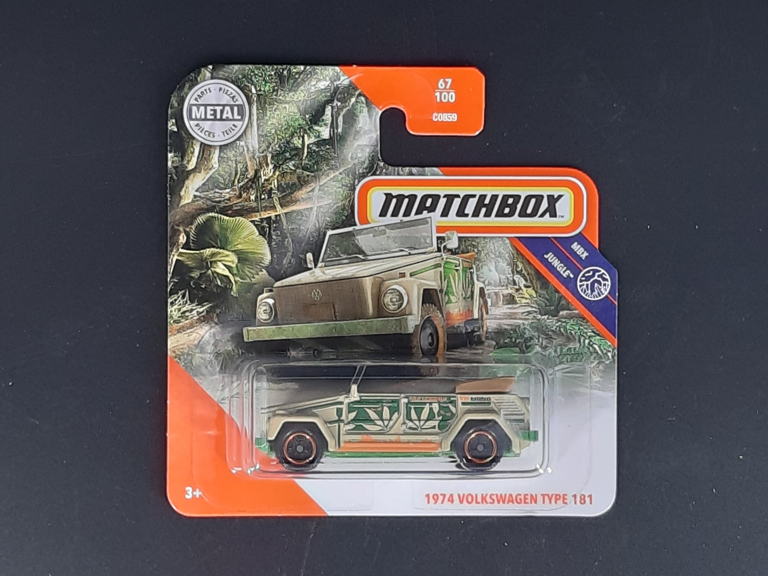 Matchbox VW Type 181 1974 MBX Jungle 67/100, tarnfarbenes Metall‑Druckguss‑Modell, ca. 6,5×3×2,5–3,5 cm – neues Sammlerstück in OVP im Maßstab 1:64.