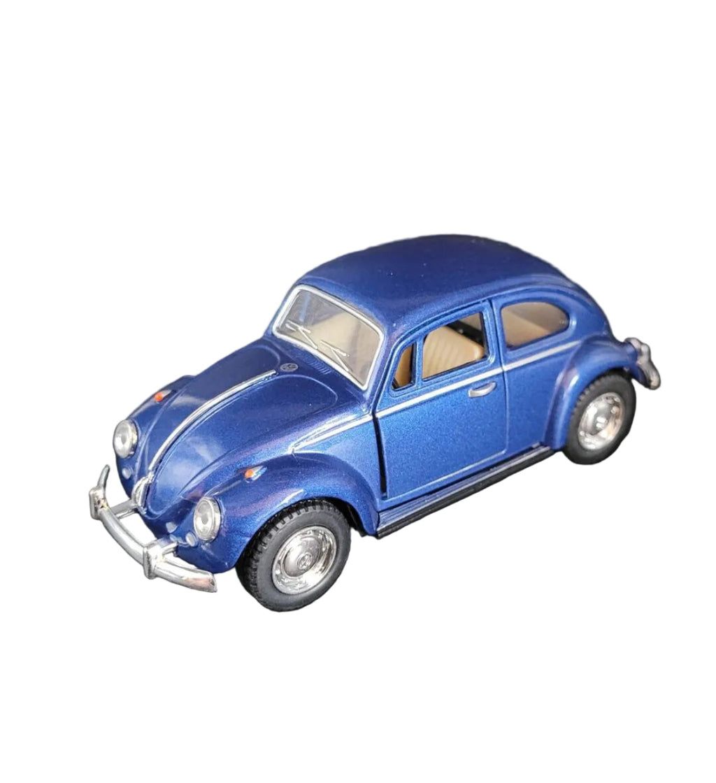 „Graublaues Modellauto VW Käfer Classical Beetle 1967 von Kinsmart im Maßstab 1:32, etwa 13 × 5,5 × 5,5 cm groß und 99 g schwer, aus Metall und Kunststoffteilen mit Friktionsmotor. Das Miniaturfahrzeug zeigt typische Details des klassischen VW‑Käfers und eignet sich als nostalgisches Sammlerstück.“
