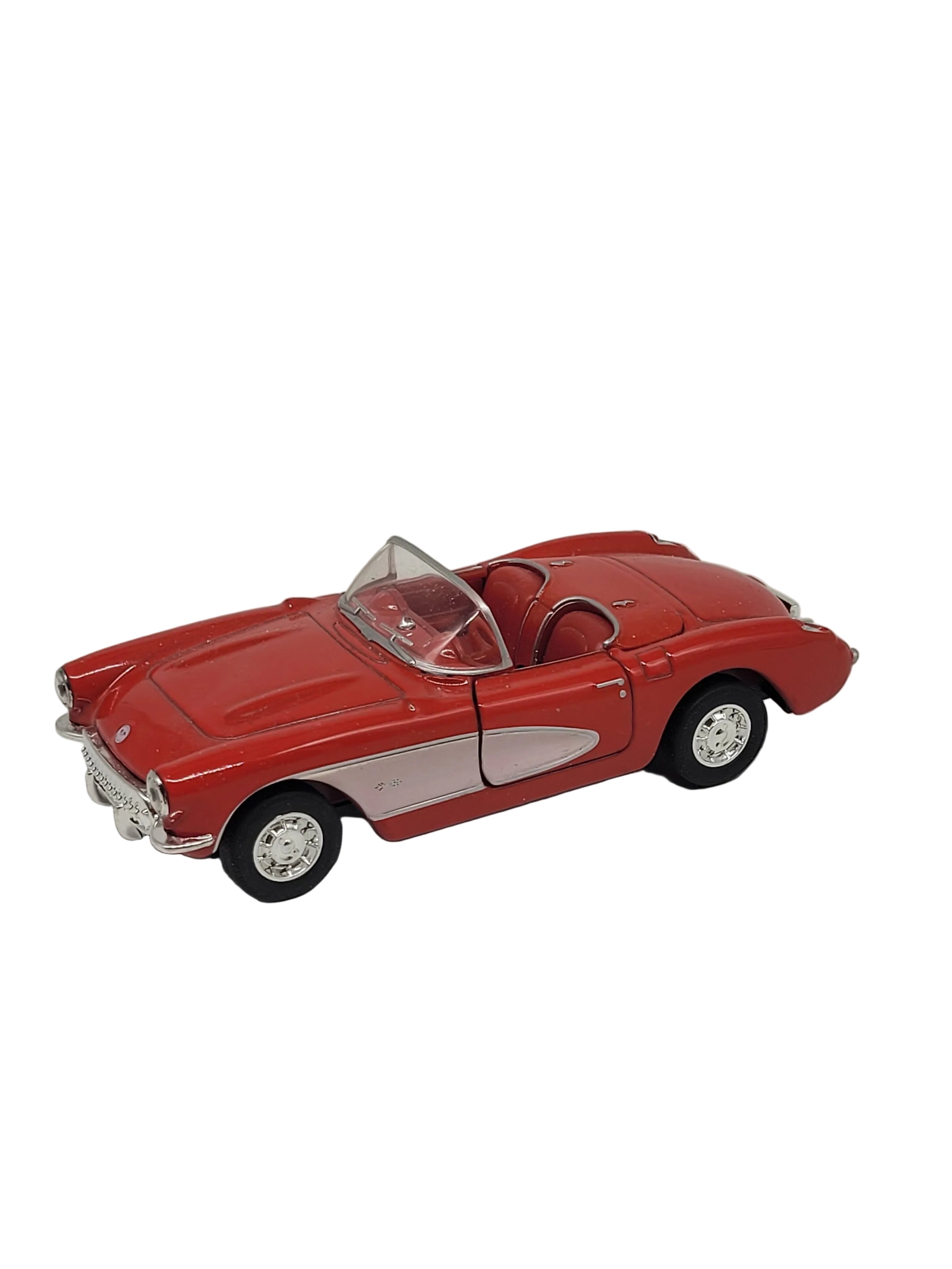„Rotes Modellauto Chevrolet Corvette Cabrio Baujahr 1957 im Maßstab 1:36, aus Metall und Kunststoff, etwa 12 × 5 × 4 cm groß. Das Miniaturauto zeigt klassische Linien und Chromdetails der 1950er‑Jahre und besitzt einen Friktionsmotor.“