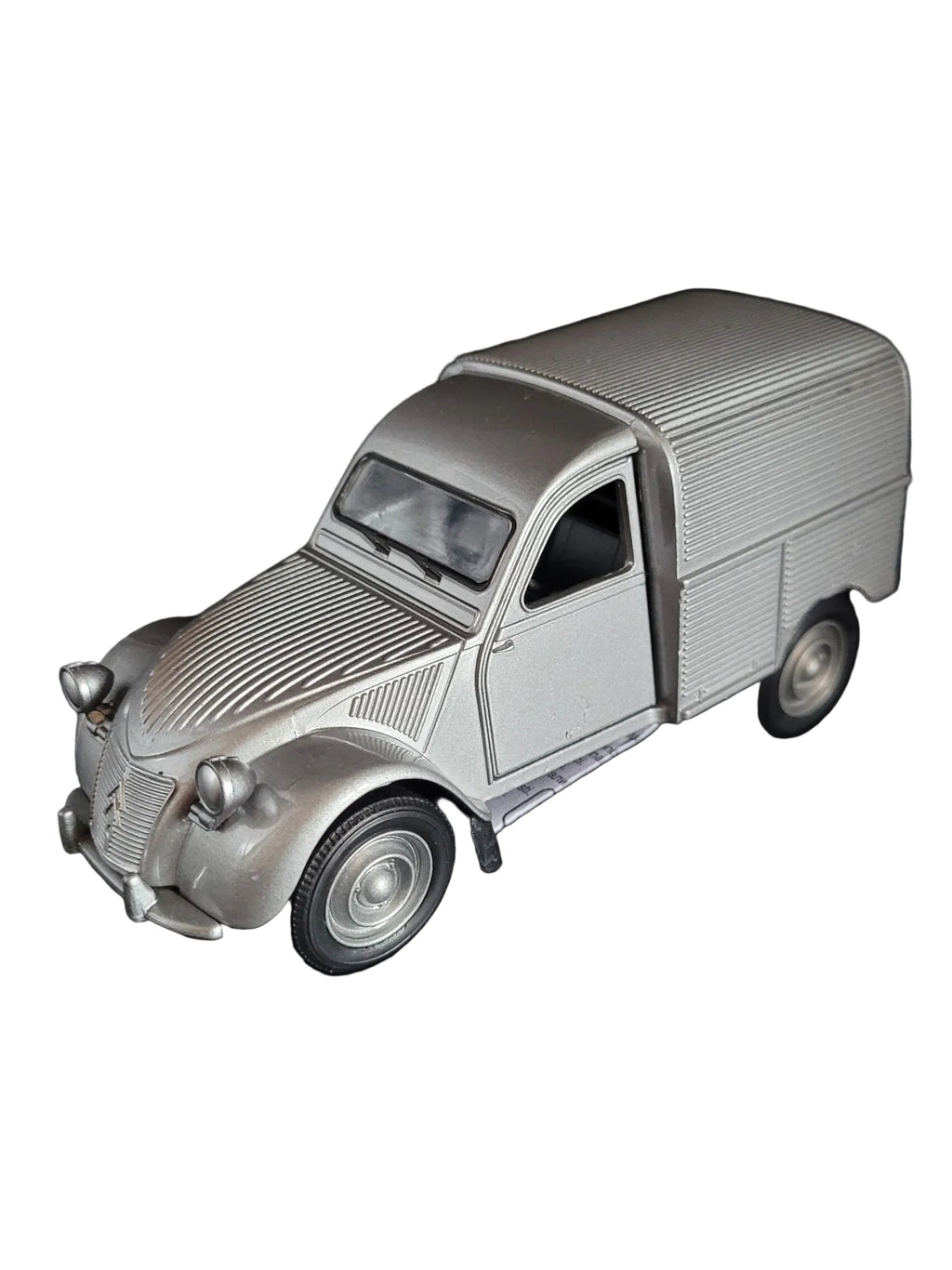 „silbernes Modellauto Citroën 2 CV Fourgonette, geschlossen, aus Metall mit Friktionsmotor, im Maßstab 1:36. Das Miniaturfahrzeug misst etwa 12 × 5 × 5,5 cm und zeigt typische Details des klassischen 2CV‑Lieferwagens.“