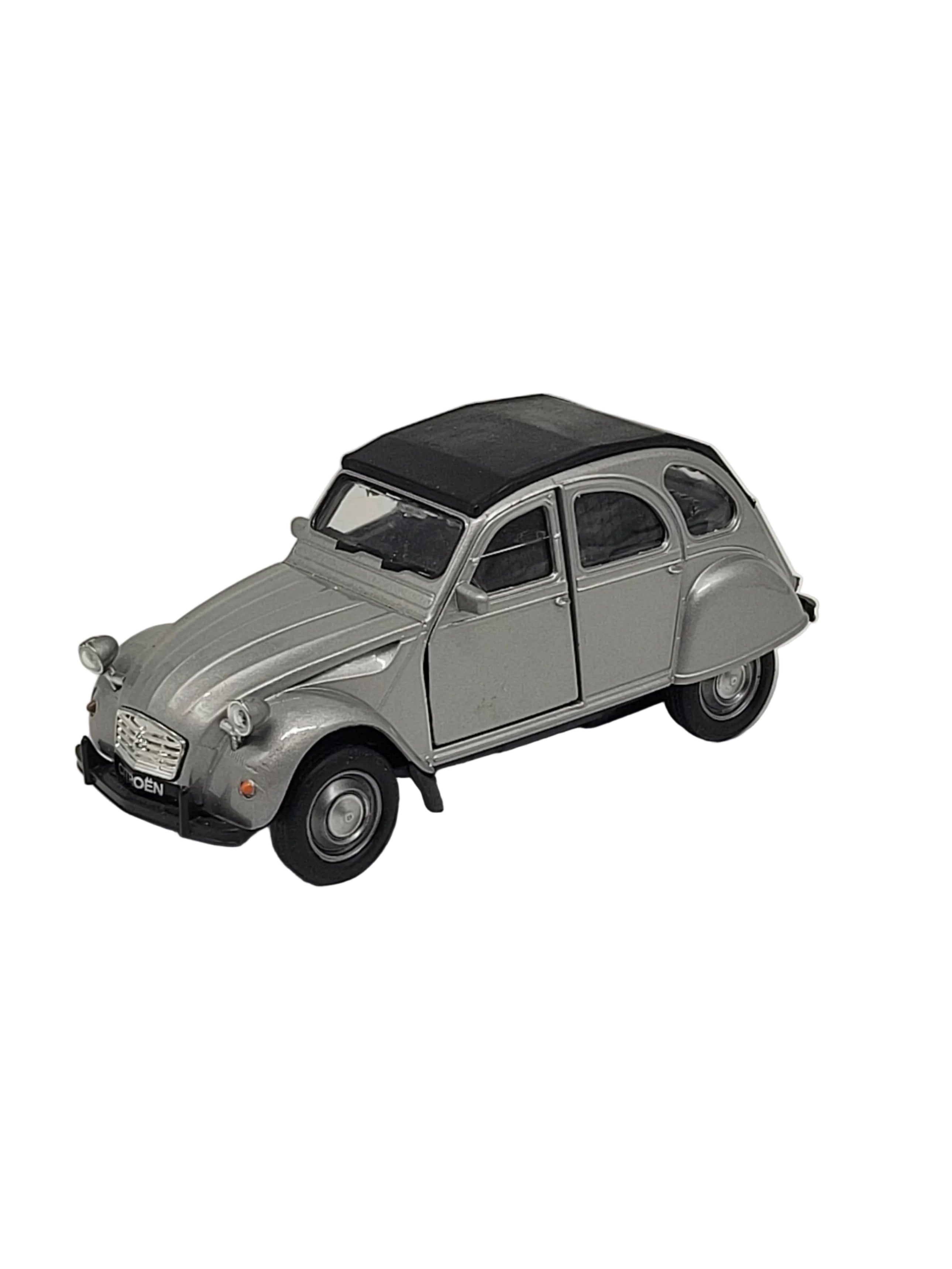 „Silbernes Modellauto Citroën 2 CV (Ente)  aus Metall mit Friktionsmotor, im Maßstab 1:34. Das Miniaturauto misst etwa 12 × 5 × 6 cm und zeigt nostalgische Details des klassischen 2CV.“