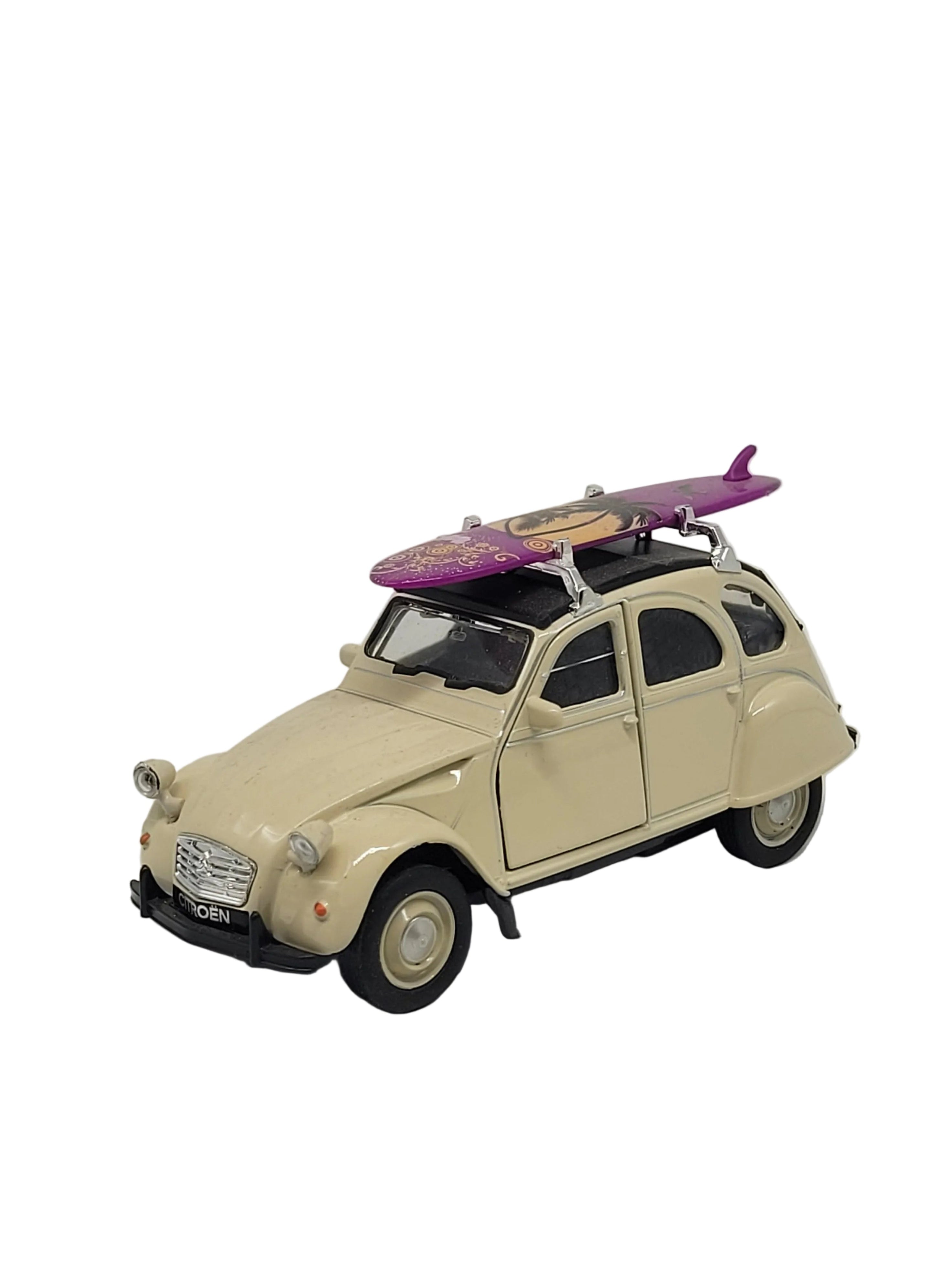 „ Modellauto Citroën 2 CV (Ente) cremefarben mit Surfbrett auf dem Dachgepäckträger, aus Metall mit Friktionsmotor, im Maßstab 1:34. Das Miniaturauto misst etwa 12 × 5 × 6 cm und zeigt nostalgische Details des klassischen 2CV.“