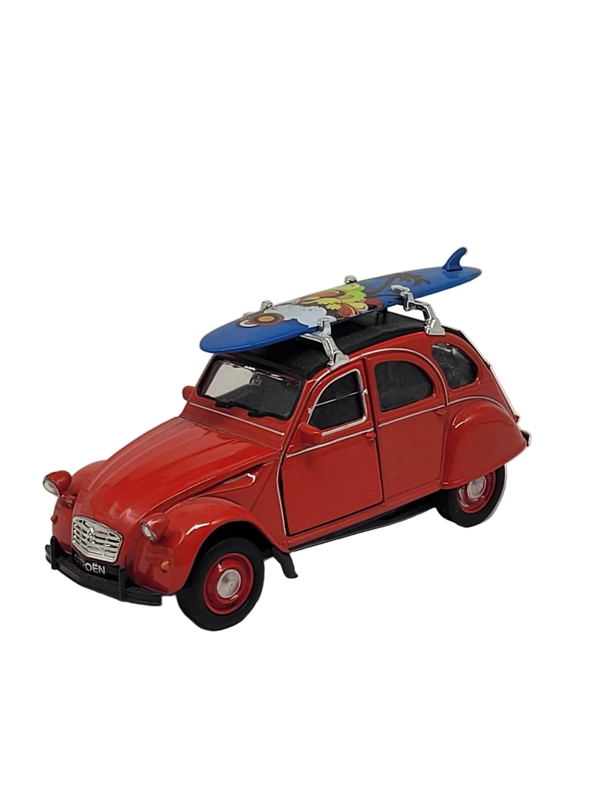 „Rotes Modellauto Citroën 2 CV (Ente) mit Surfbrett auf dem Dachgepäckträger, aus Metall mit Friktionsmotor, im Maßstab 1:34. Das Miniaturauto misst etwa 12 × 5 × 6 cm und zeigt nostalgische Details des klassischen 2CV.“