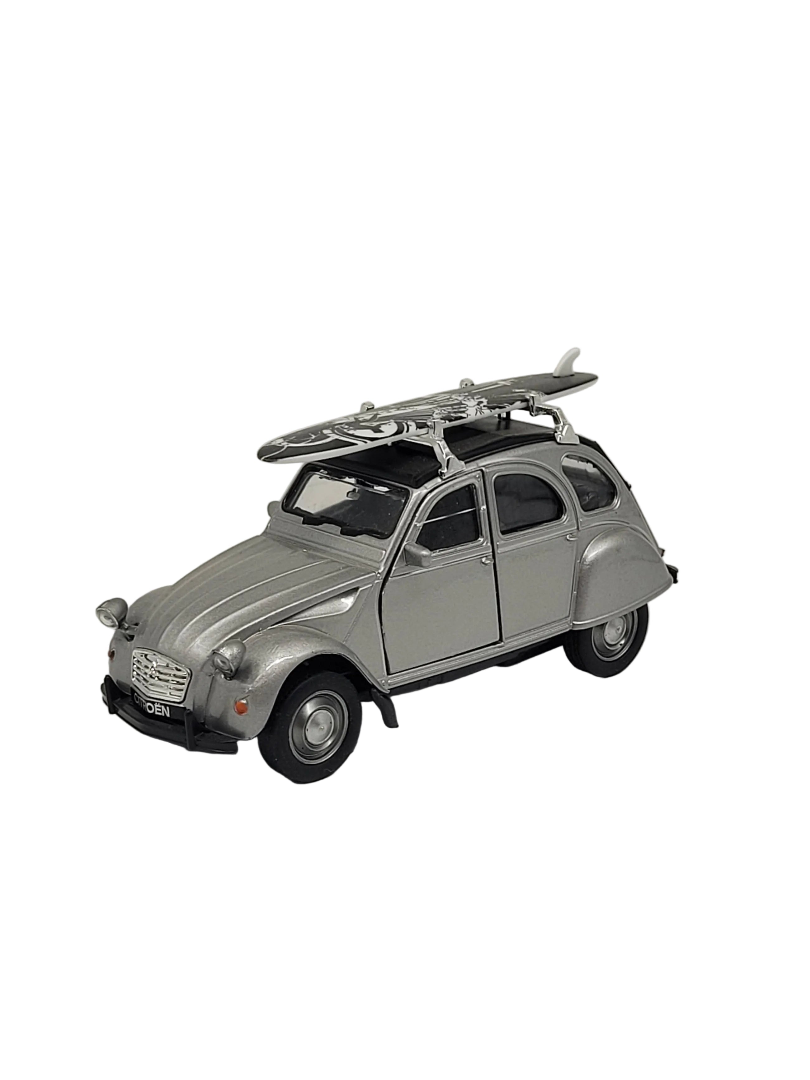„Silbernes Modellauto Citroën 2 CV (Ente) mit Surfbrett auf dem Dachgepäckträger, aus Metall mit Friktionsmotor, im Maßstab 1:34. Das Miniaturauto misst etwa 12 × 5 × 6 cm und zeigt nostalgische Details des klassischen 2CV.“