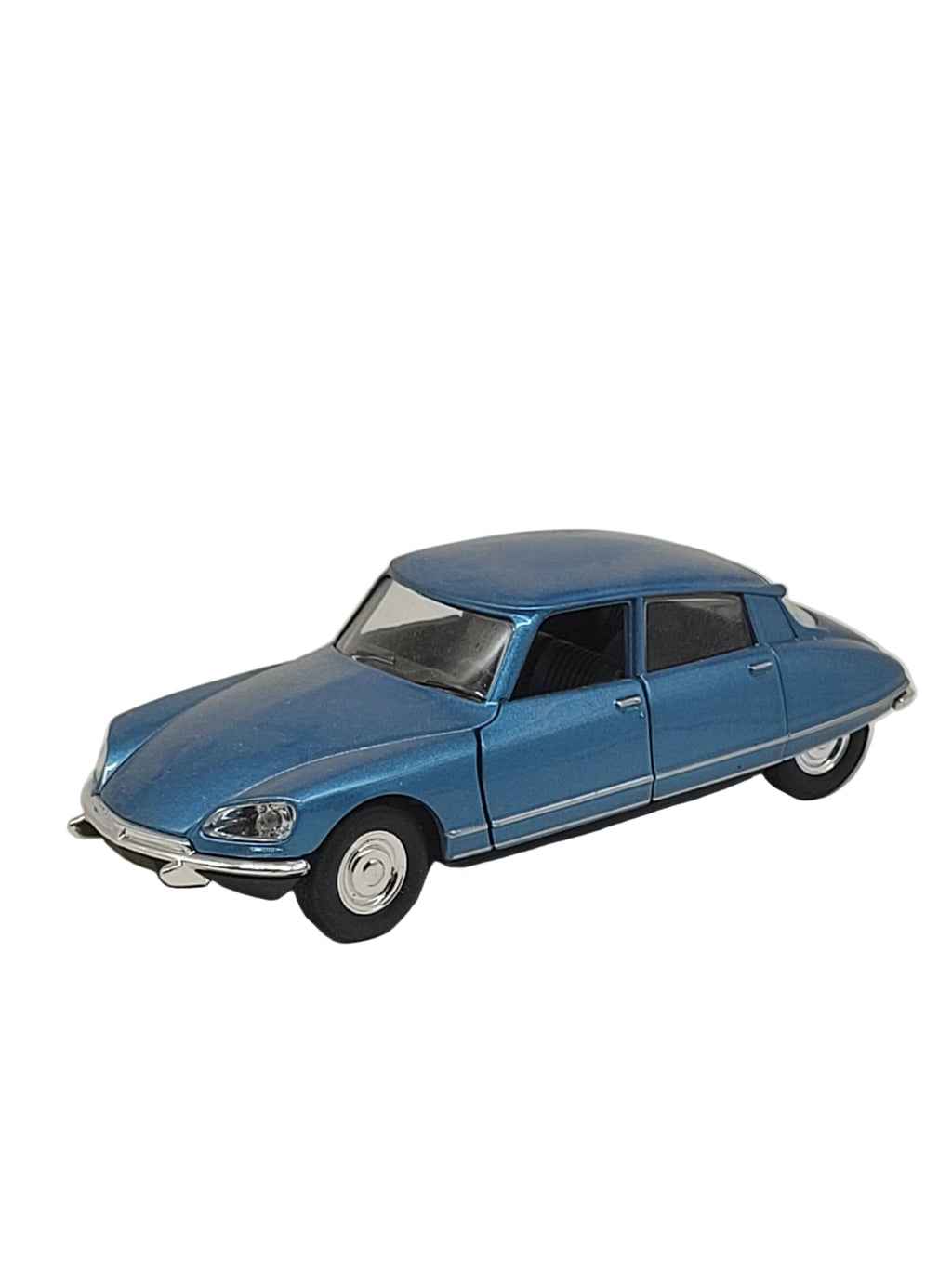 „Blaues Modellauto Citroën DS 23, Baujahr 1973, im Maßstab 1:34. Das Miniaturfahrzeug besteht aus Metall mit Kunststoffteilen, misst etwa 12 × 4,5 × 4 cm und besitzt einen Friktionsmotor. Das Modell zeigt die charakteristischen Linien der klassischen Citroën DS.“