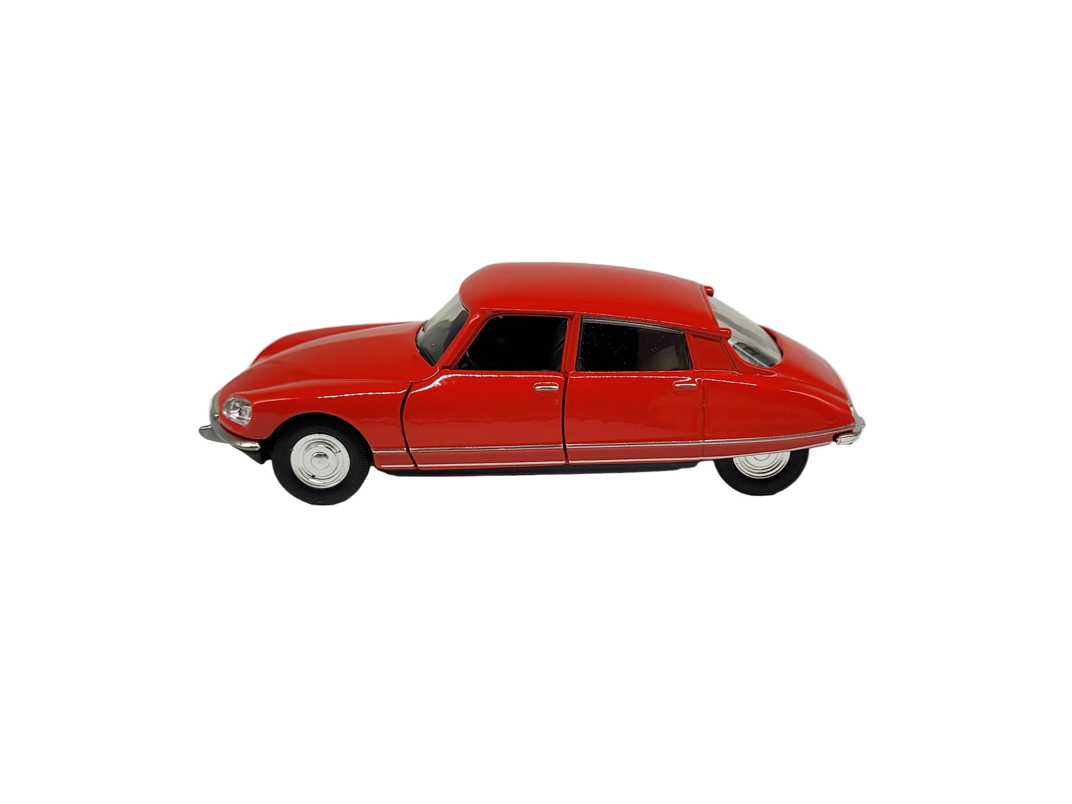 „rotes Modellauto Citroën DS 23, Baujahr 1973, im Maßstab 1:34. Das Miniaturfahrzeug besteht aus Metall mit Kunststoffteilen, misst etwa 12 × 4,5 × 4 cm und besitzt einen Friktionsmotor. Das Modell zeigt die charakteristischen Linien der klassischen Citroën DS.“