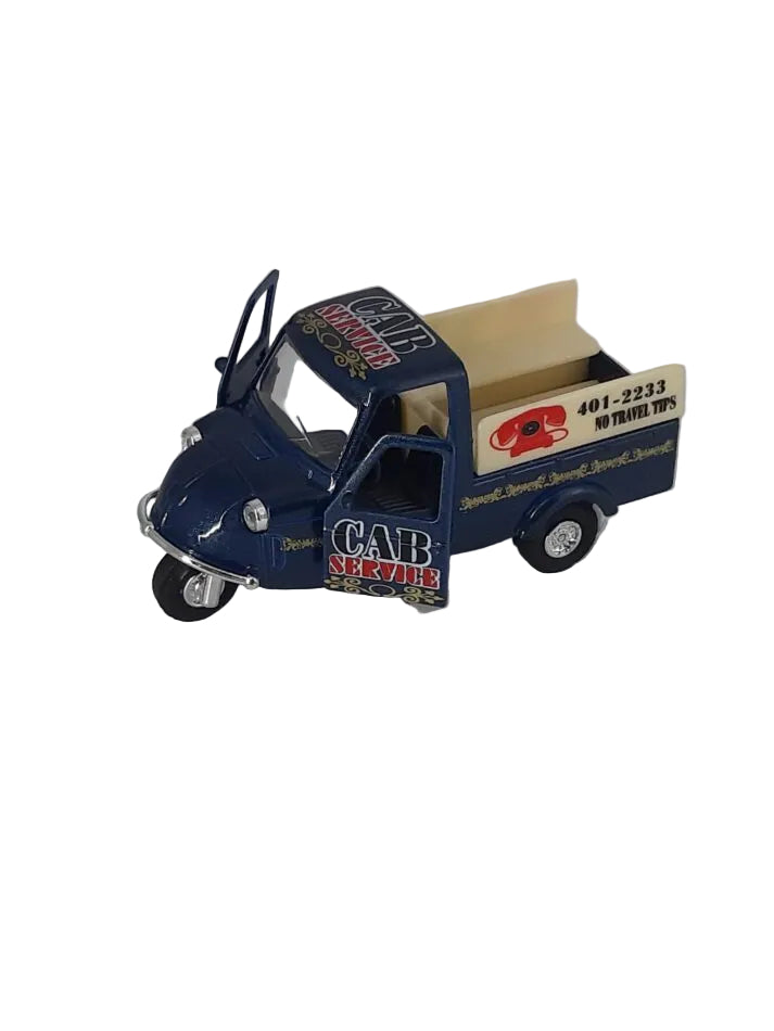 „Blaues Goki Mini Tricycle im Maßstab 1:36, etwa 10,5 × 4,5 × 6 cm groß, aus Metall und Kunststoffteilen. Das Modell besitzt einen Friktionsmotor und zeigt die typische dreirädrige Form eines klassischen Mini‑Tricycles. - geöffnete Türen“